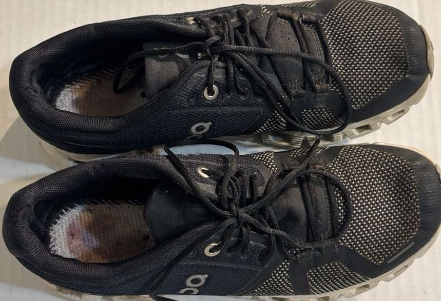 On Cloud Running Shoes Size US W7.5 Black White. No insole. 3