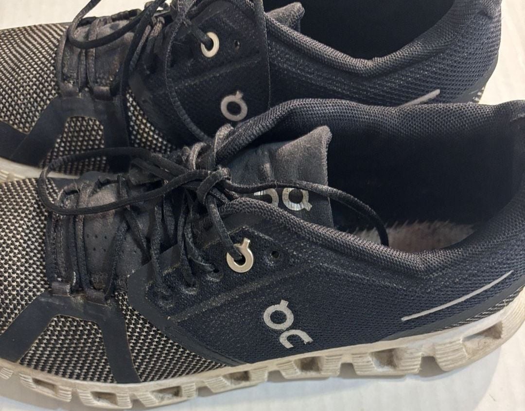 On Cloud Running Shoes Size US W7.5 Black White. No insole. 5