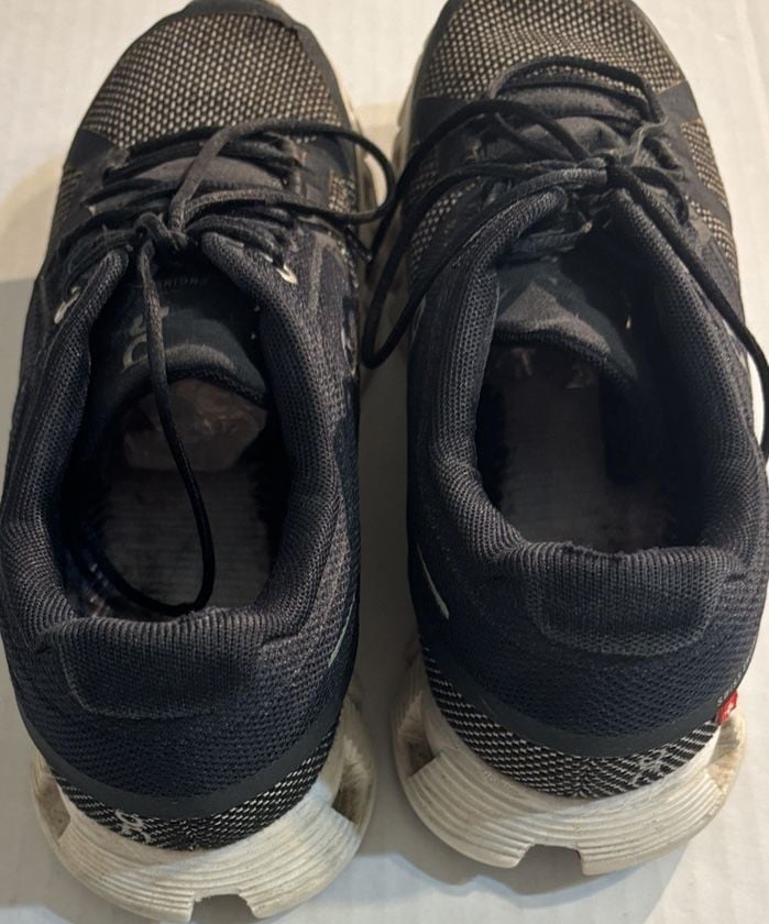 On Cloud Running Shoes Size US W7.5 Black White. No insole. 4