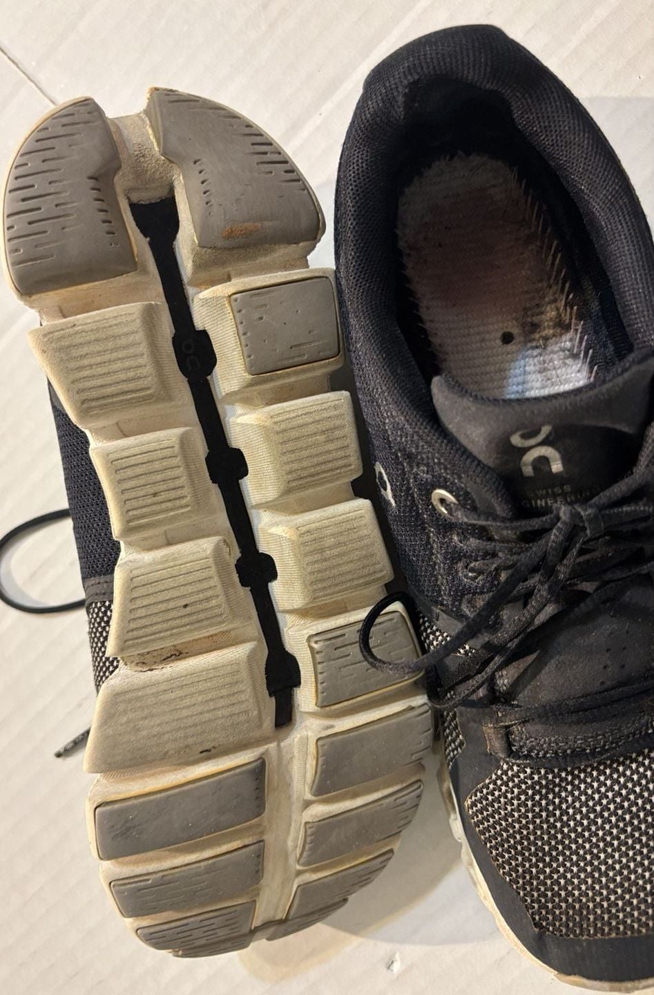 On Cloud Running Shoes Size US W7.5 Black White. No insole. 8