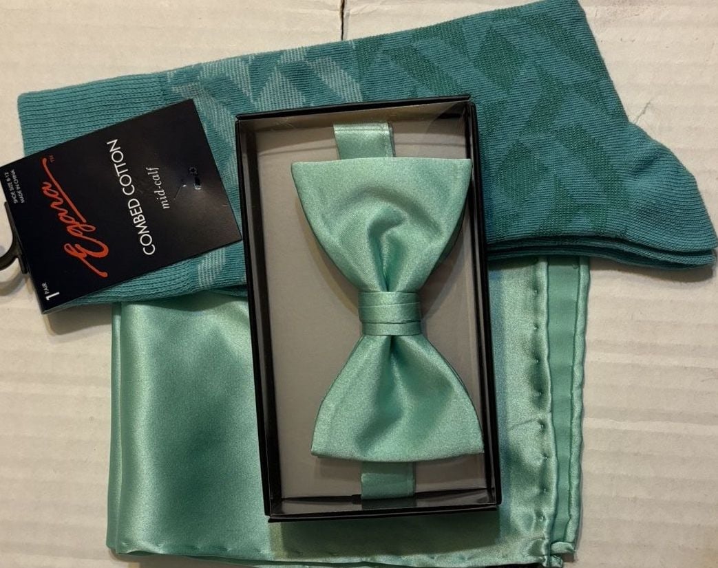 Pronto Uomo Bow Tie Pocket Square & Egara Socks Set Mint Green 2