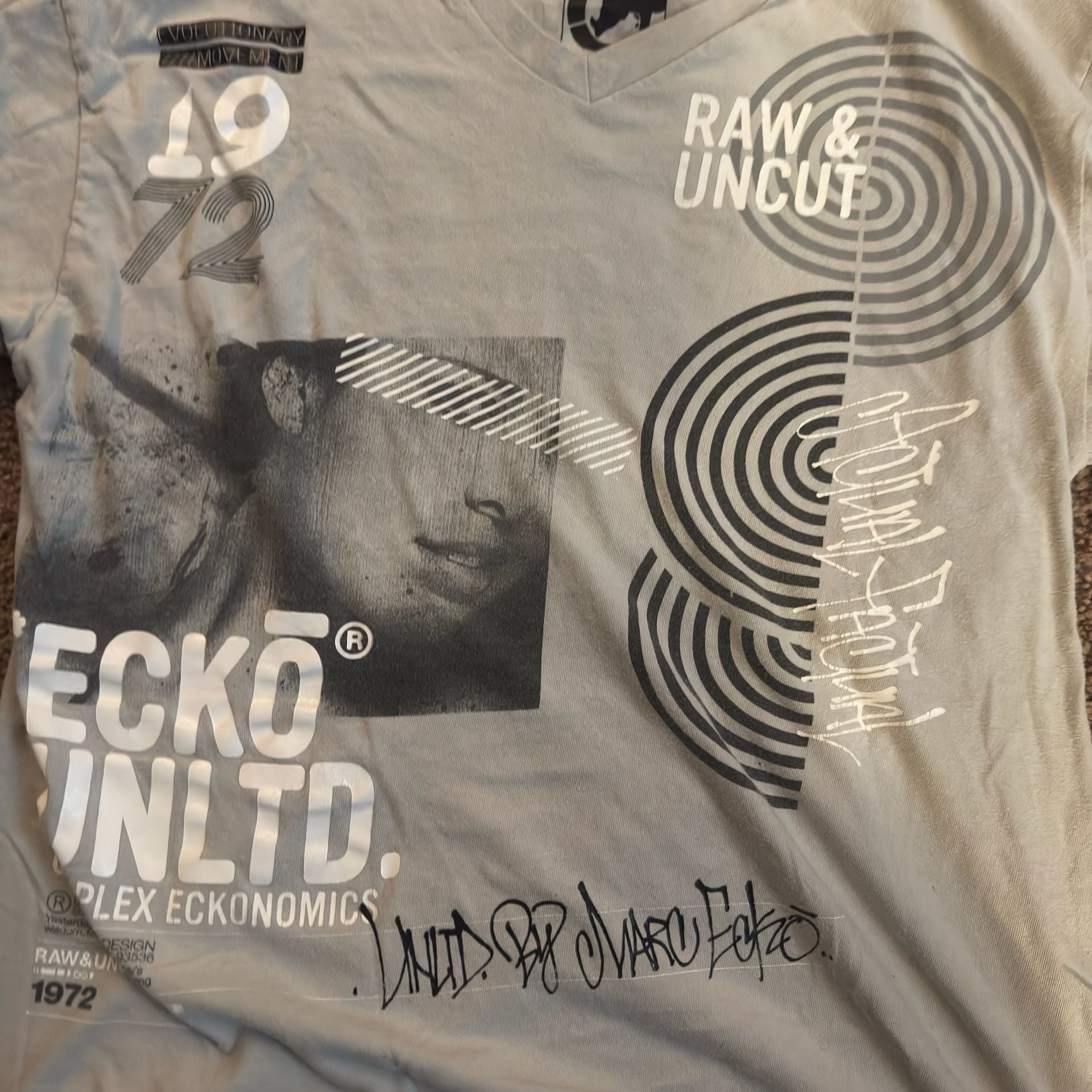 Ecko Unltd Graphic T-Shirt Size Large Gray Raw And Uncut V-Neck 3
