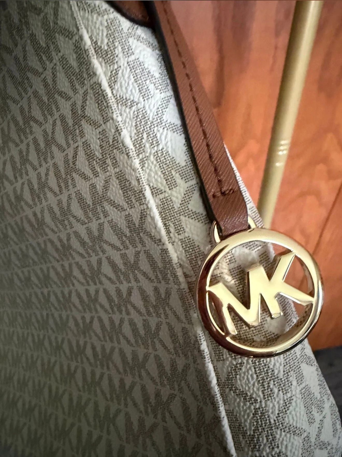 LUP 9 Michael Kors Jet Set Travel Lg Messenger Vanilla 4