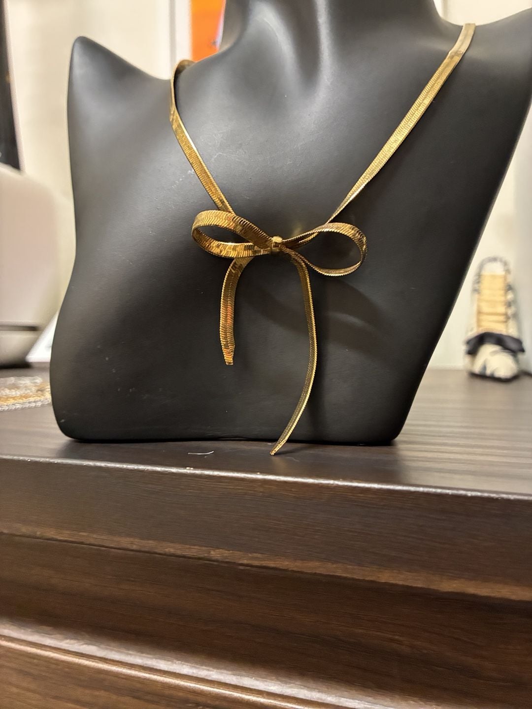 Avon Gold Tone Herringbone Bow Necklace 4
