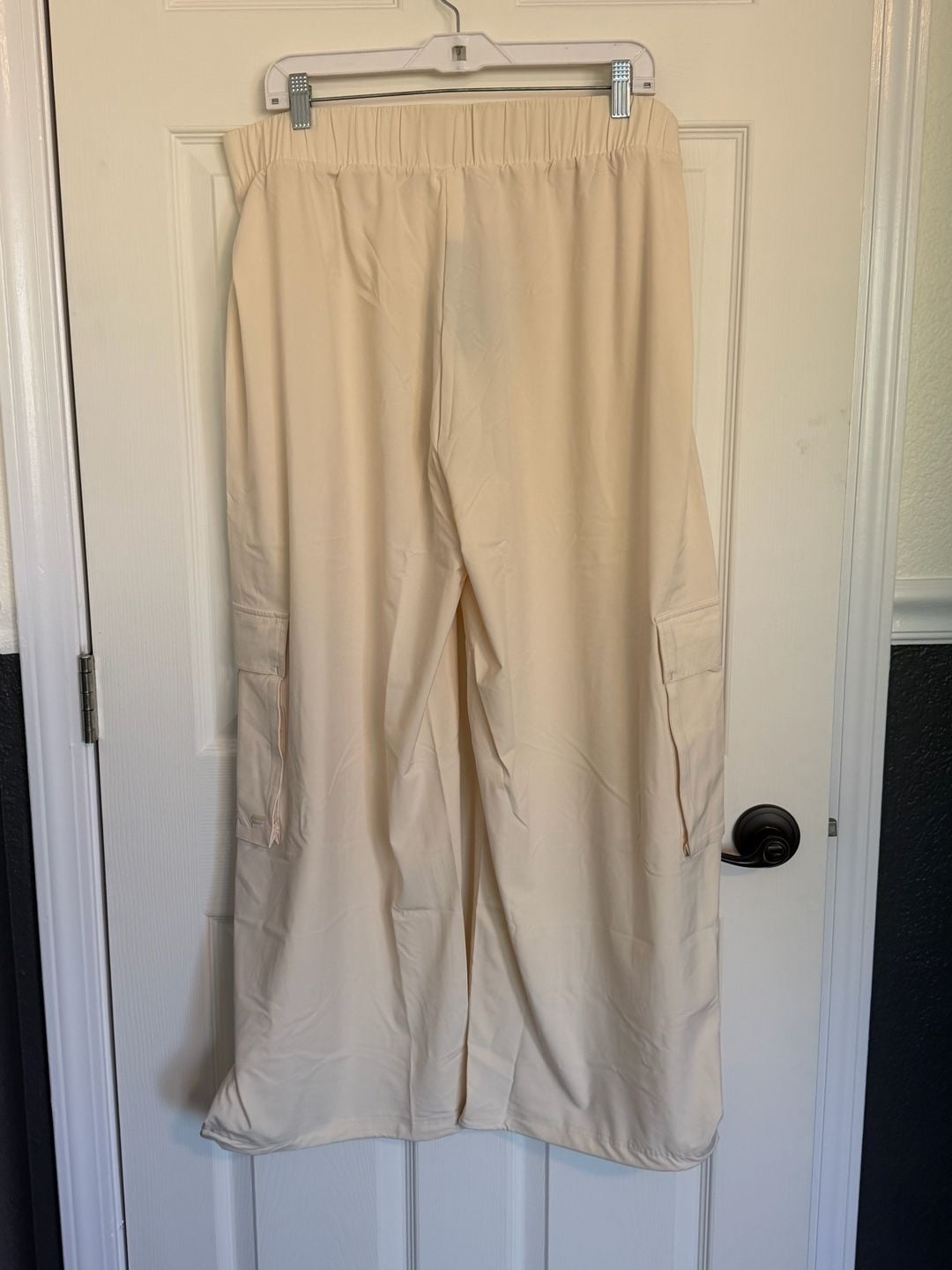 NWT Fabletics Daydreamer Cargo Pants Size XL Cream 6