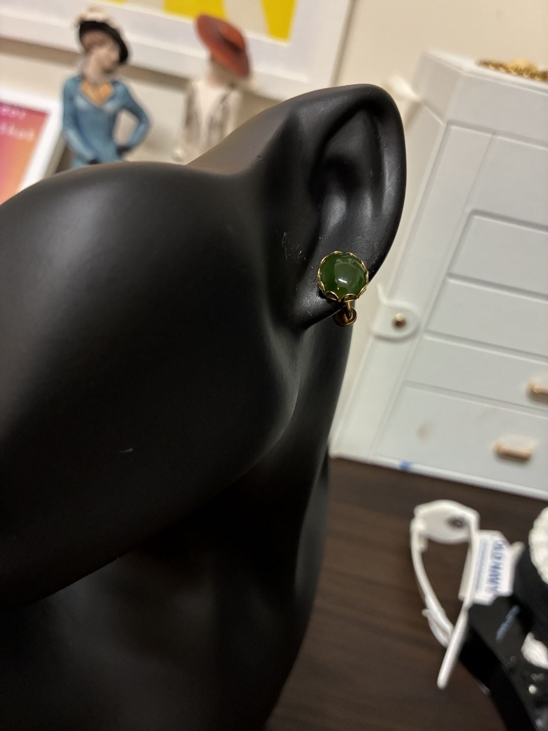 Vintage 1950s Gold Tone Green Jade Cabochon Screw Back Earrings 2