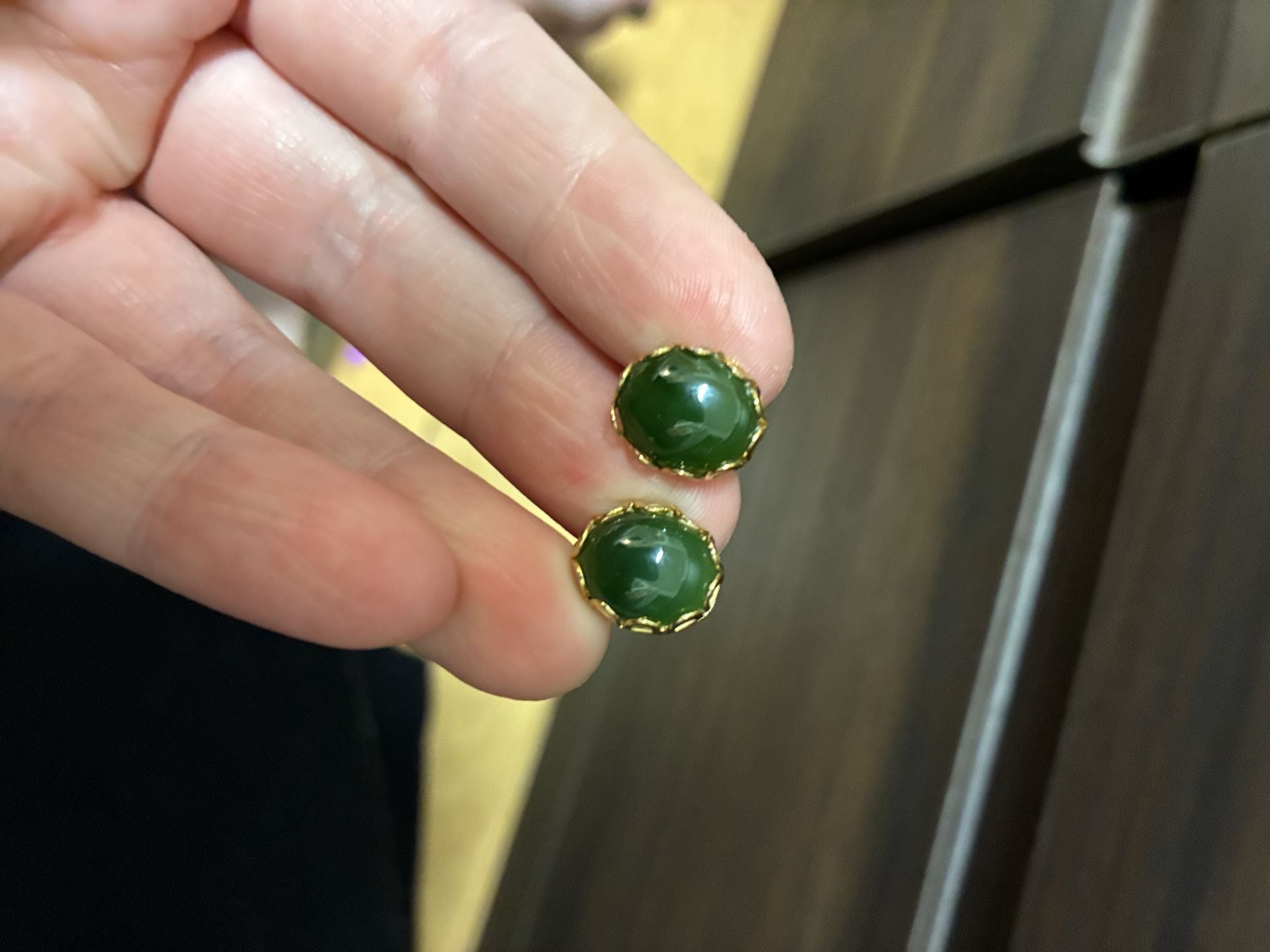 Vintage 1950s Gold Tone Green Jade Cabochon Screw Back Earrings 5