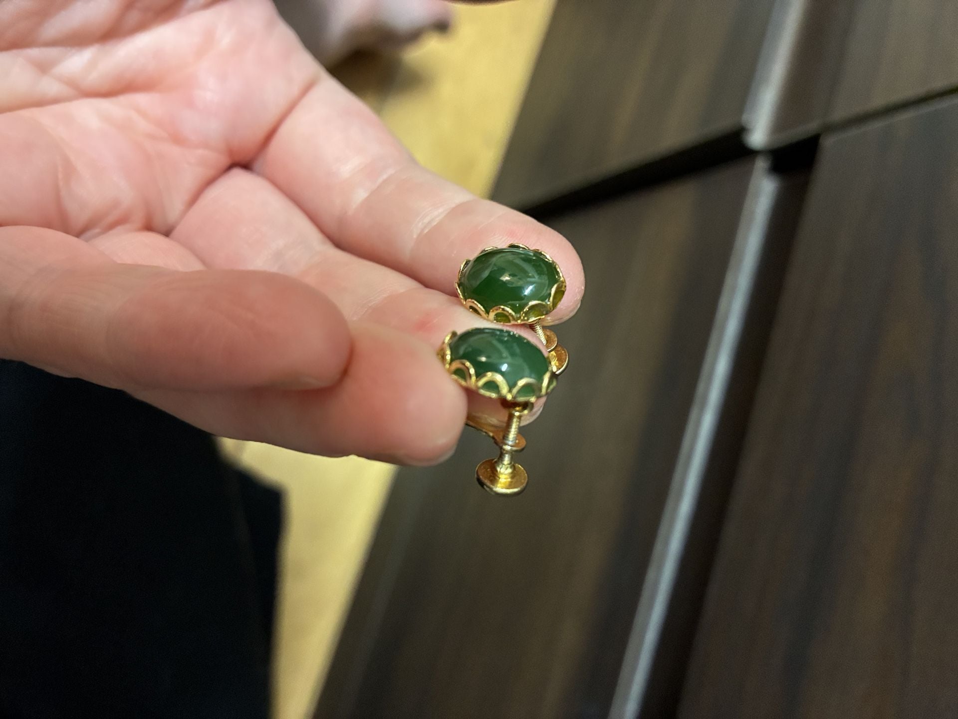 Vintage 1950s Gold Tone Green Jade Cabochon Screw Back Earrings 6
