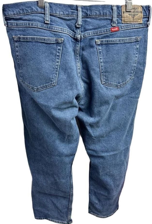 Wrangler Men’s 38x30 Premium relaxed fit jeans . 4