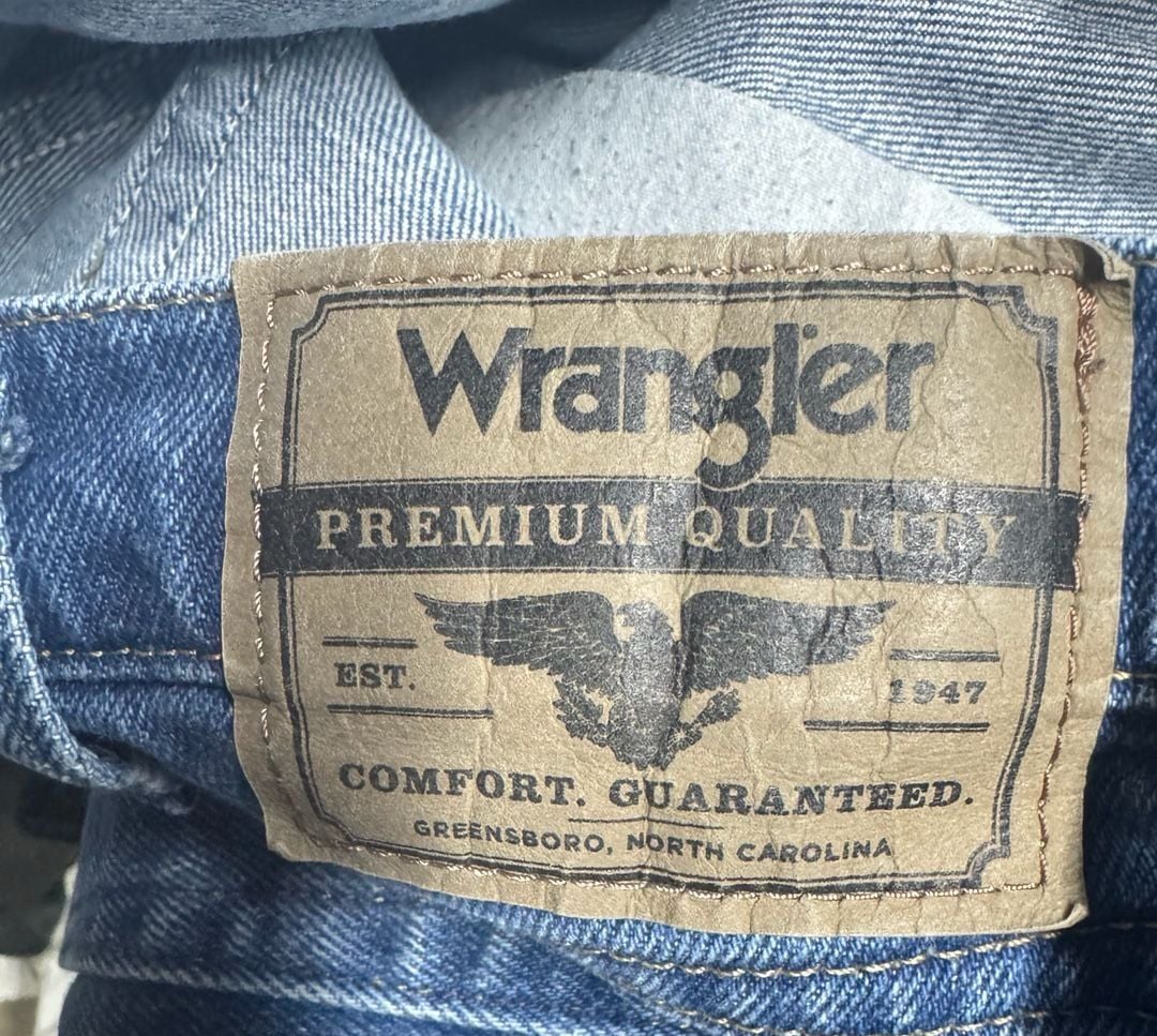Wrangler Men’s 38x30 Premium relaxed fit jeans . 3