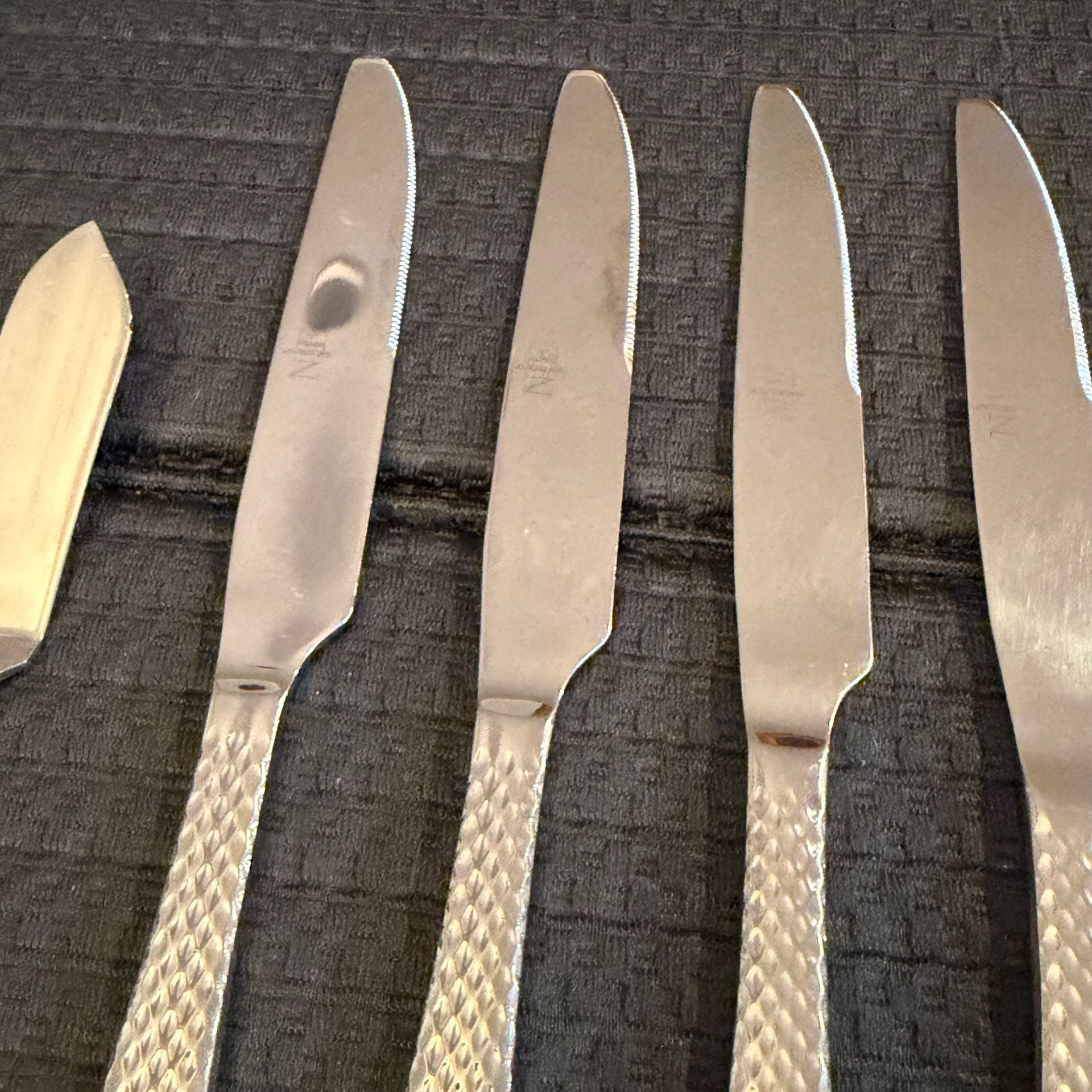 Noble Excellence Hunter Hammered Dinner Knives Textured Set of 6 w/ Spreader 7