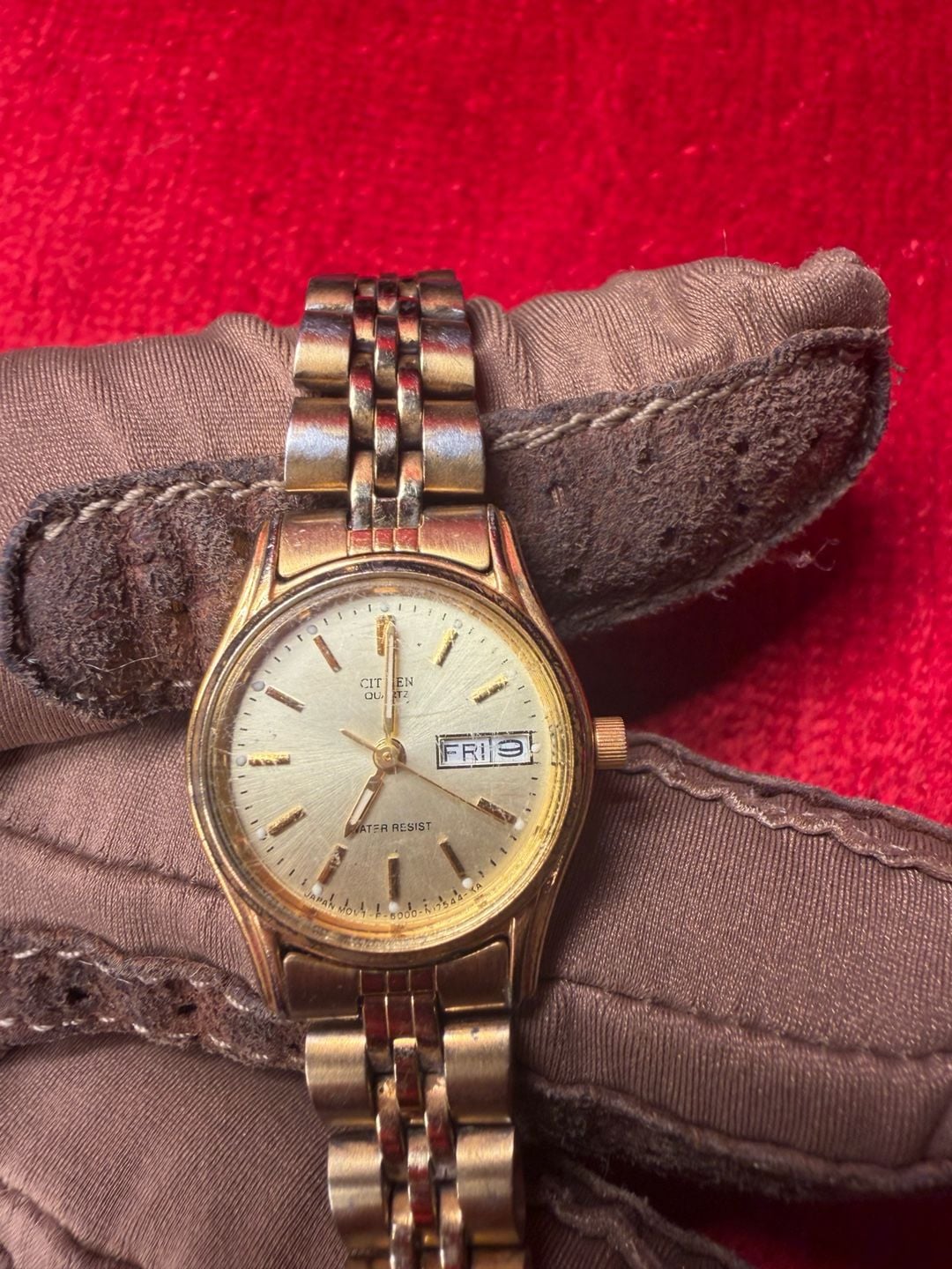 Vintage Citizen E000-S38231 Women’s Gold Tone Quartz Day Date Watch 3