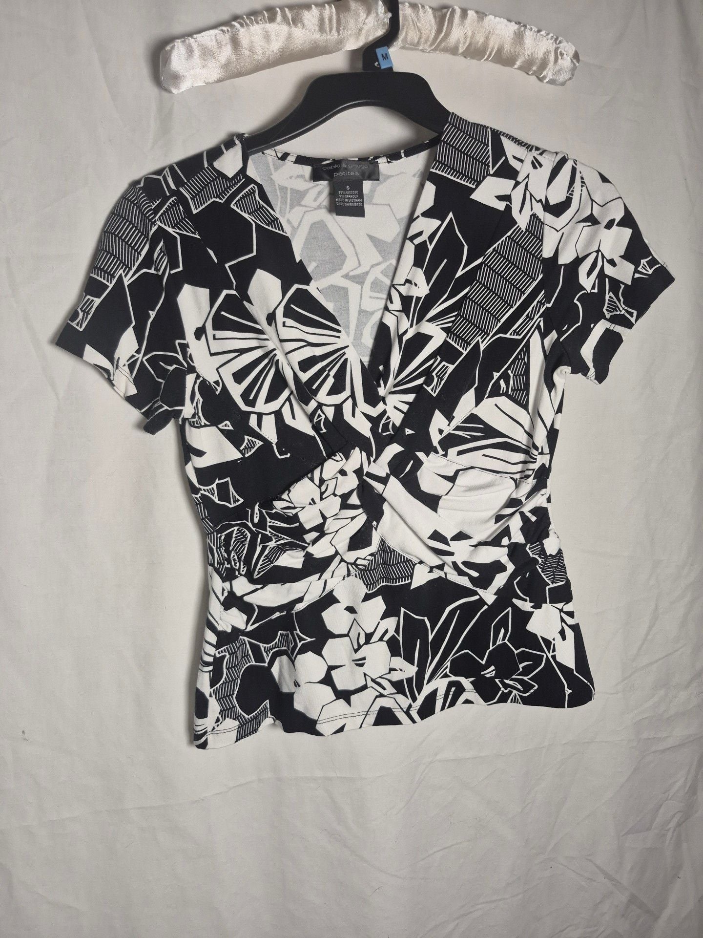 Cable & Gauge Petites Top Size S Black White Floral V-Neck Twist Front 2