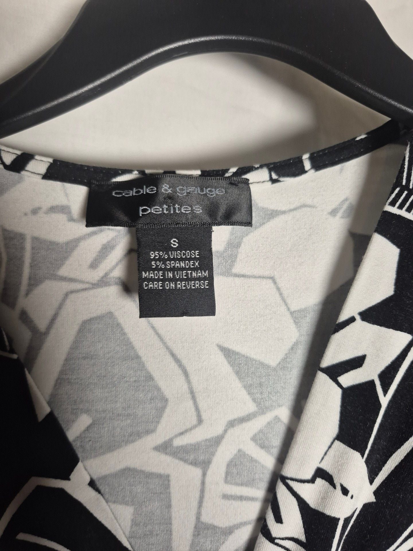 Cable & Gauge Petites Top Size S Black White Floral V-Neck Twist Front 3