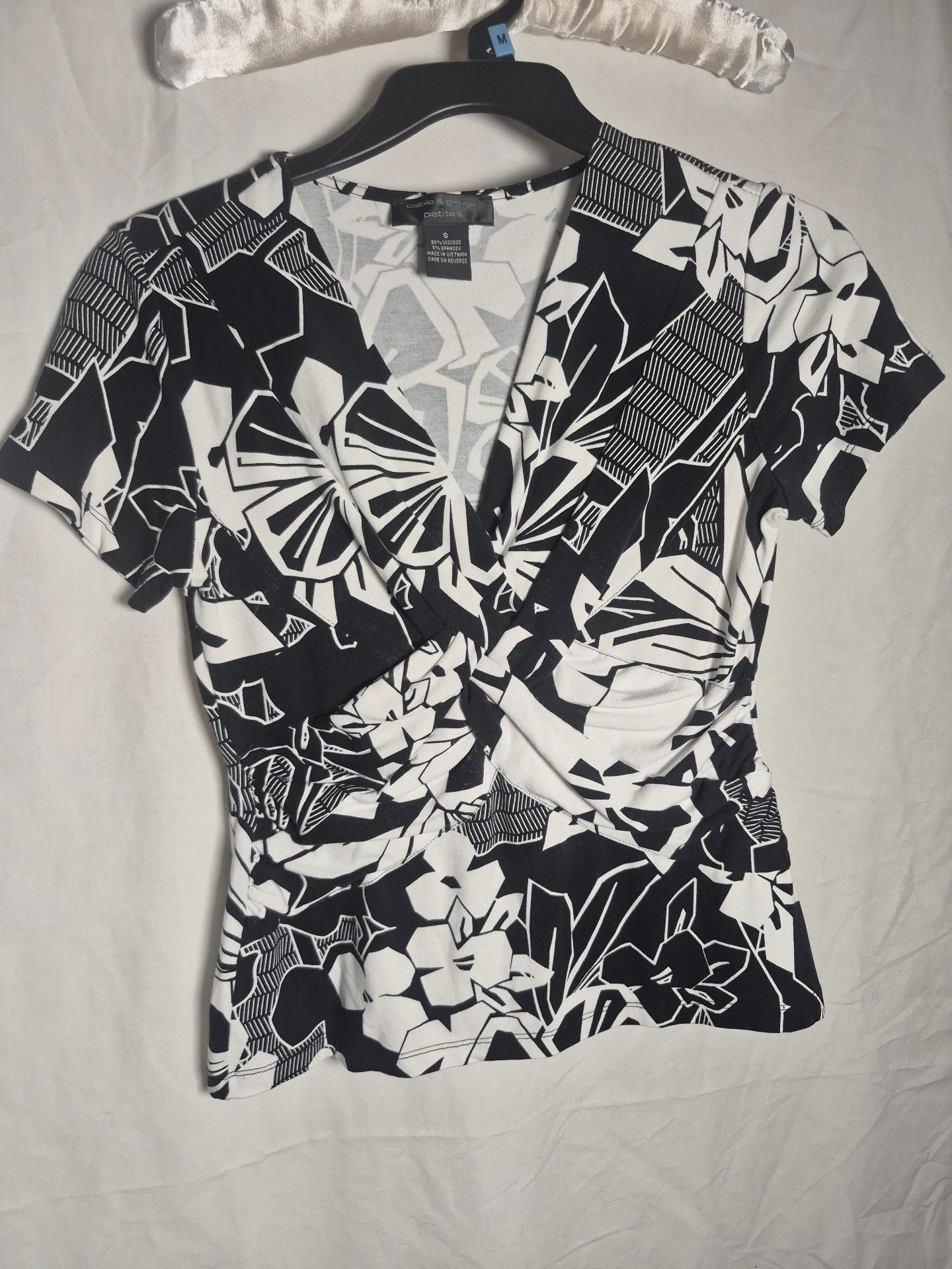 Cable & Gauge Petites Top Size S Black White Floral V-Neck Twist Front 4