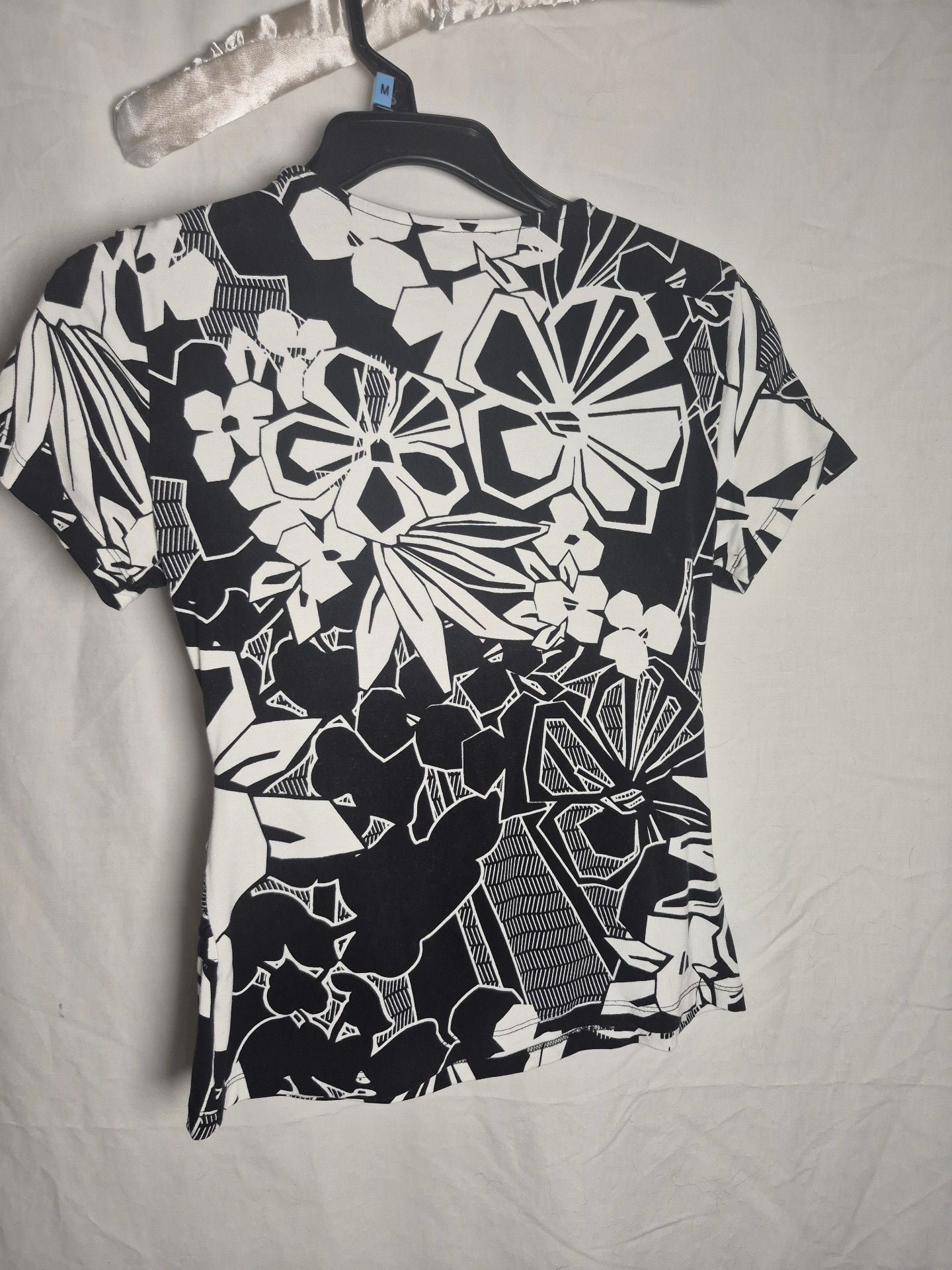 Cable & Gauge Petites Top Size S Black White Floral V-Neck Twist Front 5