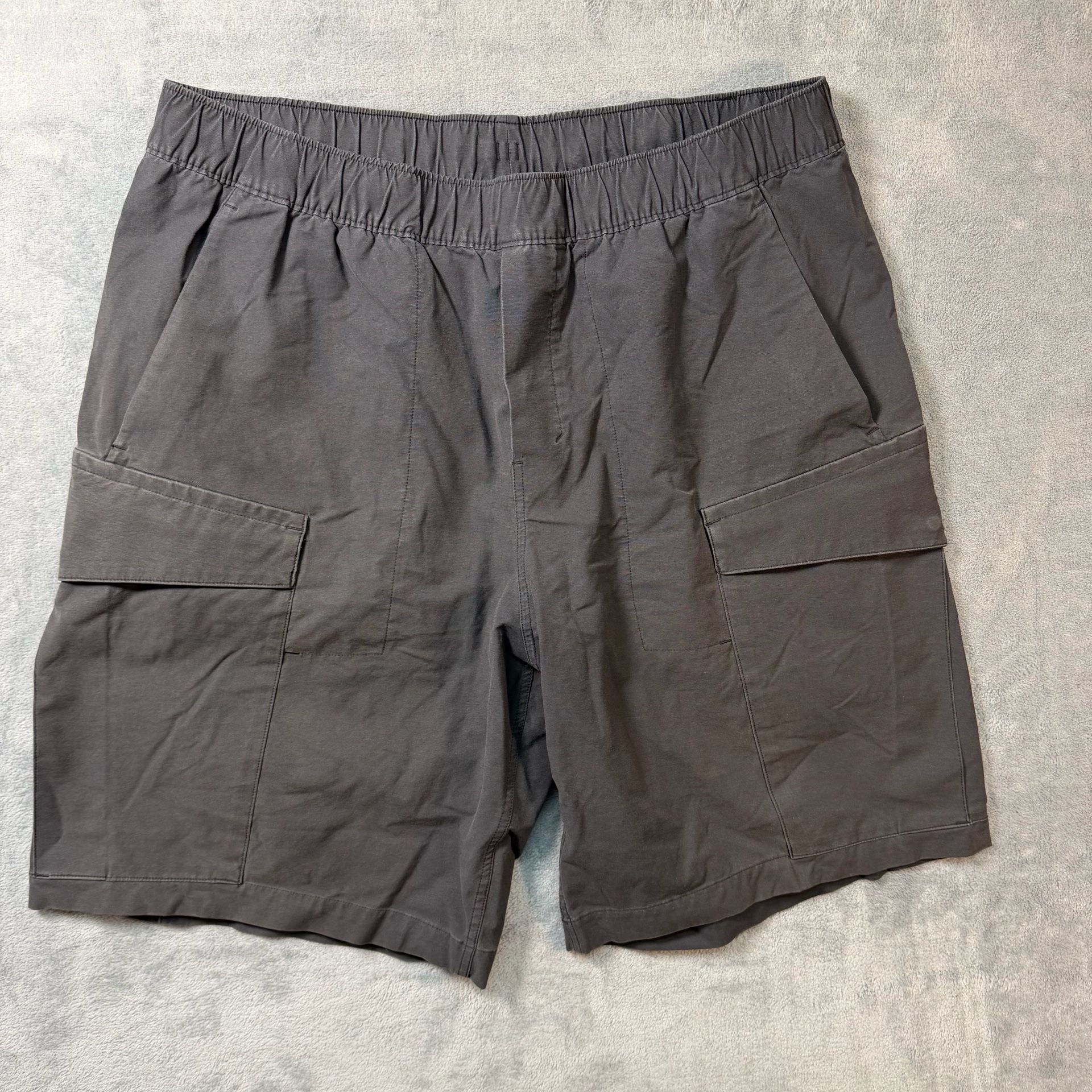 Lululemon Men Utilitarian Cargo Shorts 9" Gray Elastic Waist Size M Fits Large 2
