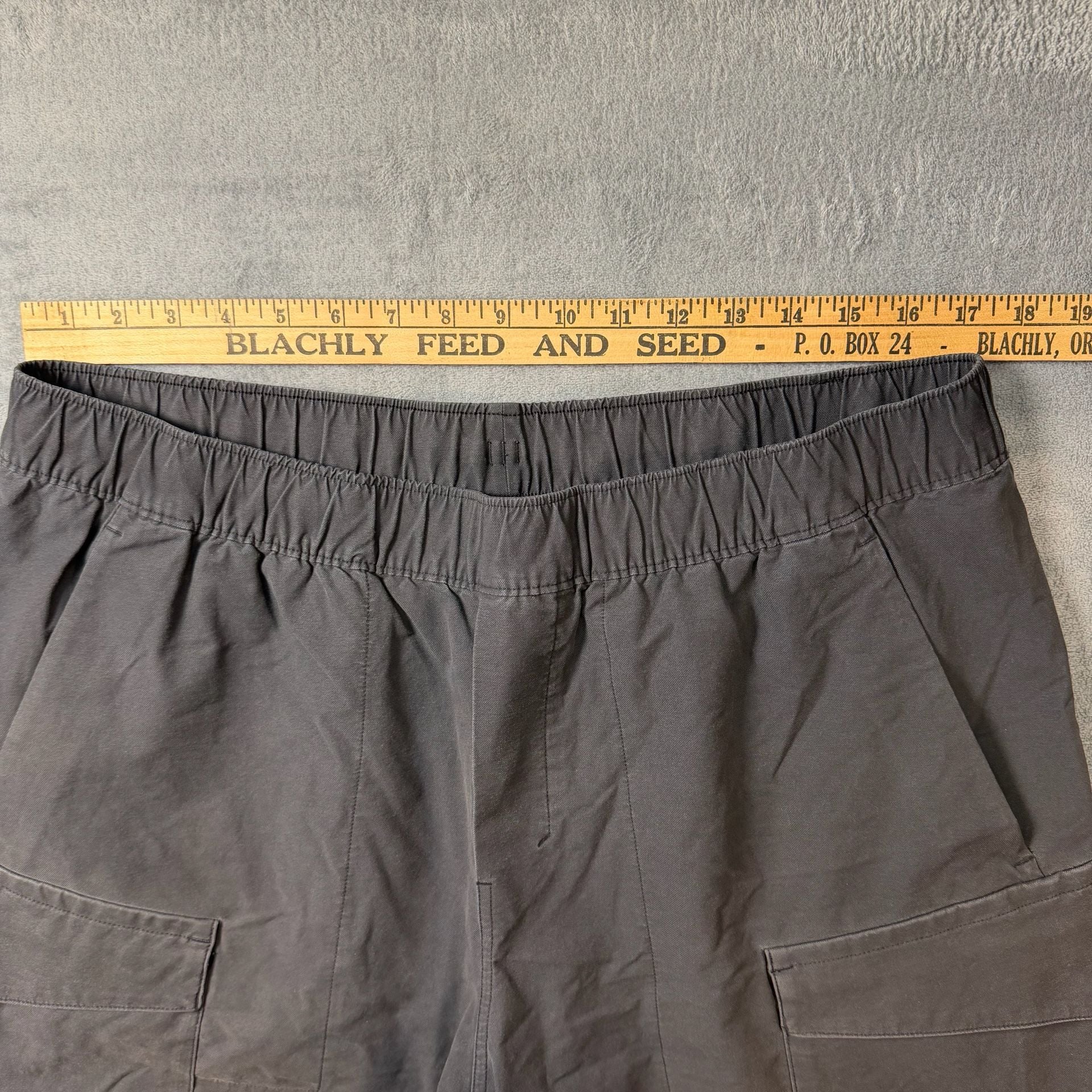 Lululemon Men Utilitarian Cargo Shorts 9" Gray Elastic Waist Size M Fits Large 3