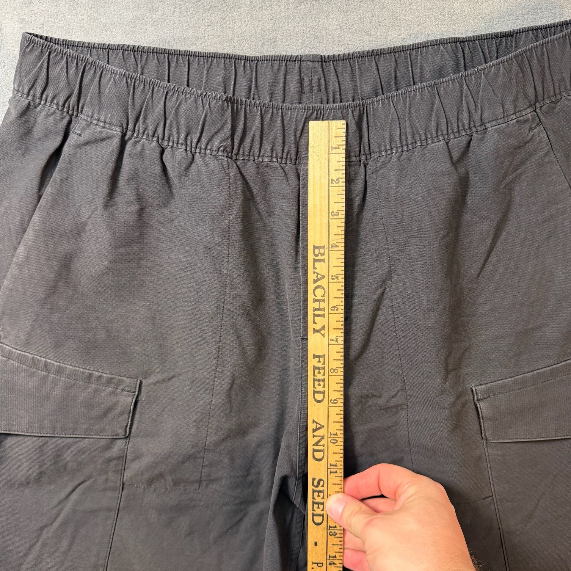 Lululemon Men Utilitarian Cargo Shorts 9" Gray Elastic Waist Size M Fits Large 4