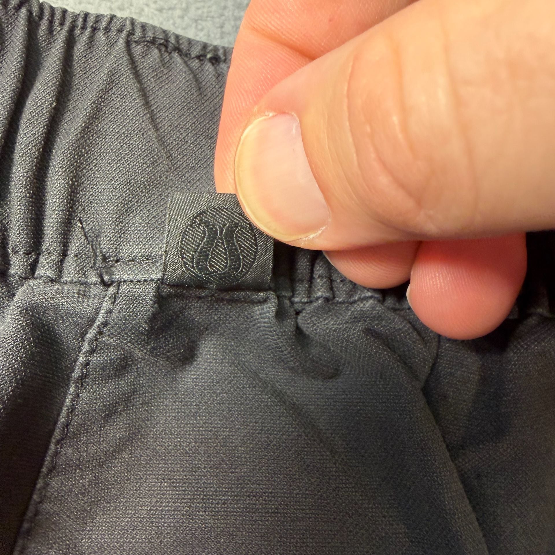 Lululemon Men Utilitarian Cargo Shorts 9" Gray Elastic Waist Size M Fits Large 7