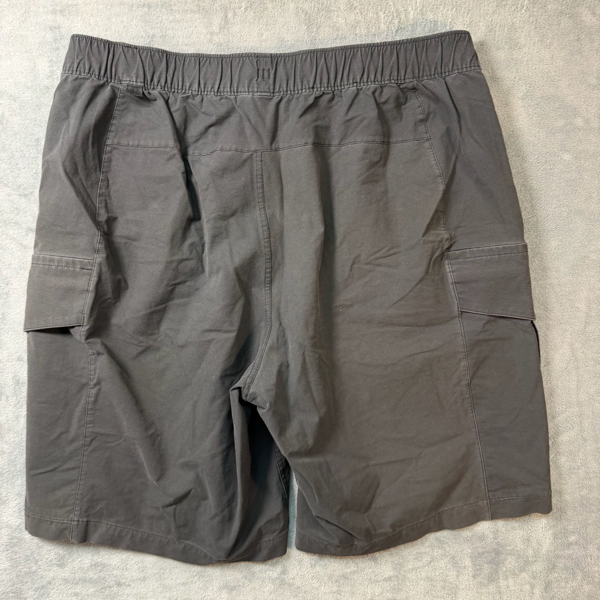 Lululemon Men Utilitarian Cargo Shorts 9" Gray Elastic Waist Size M Fits Large 8