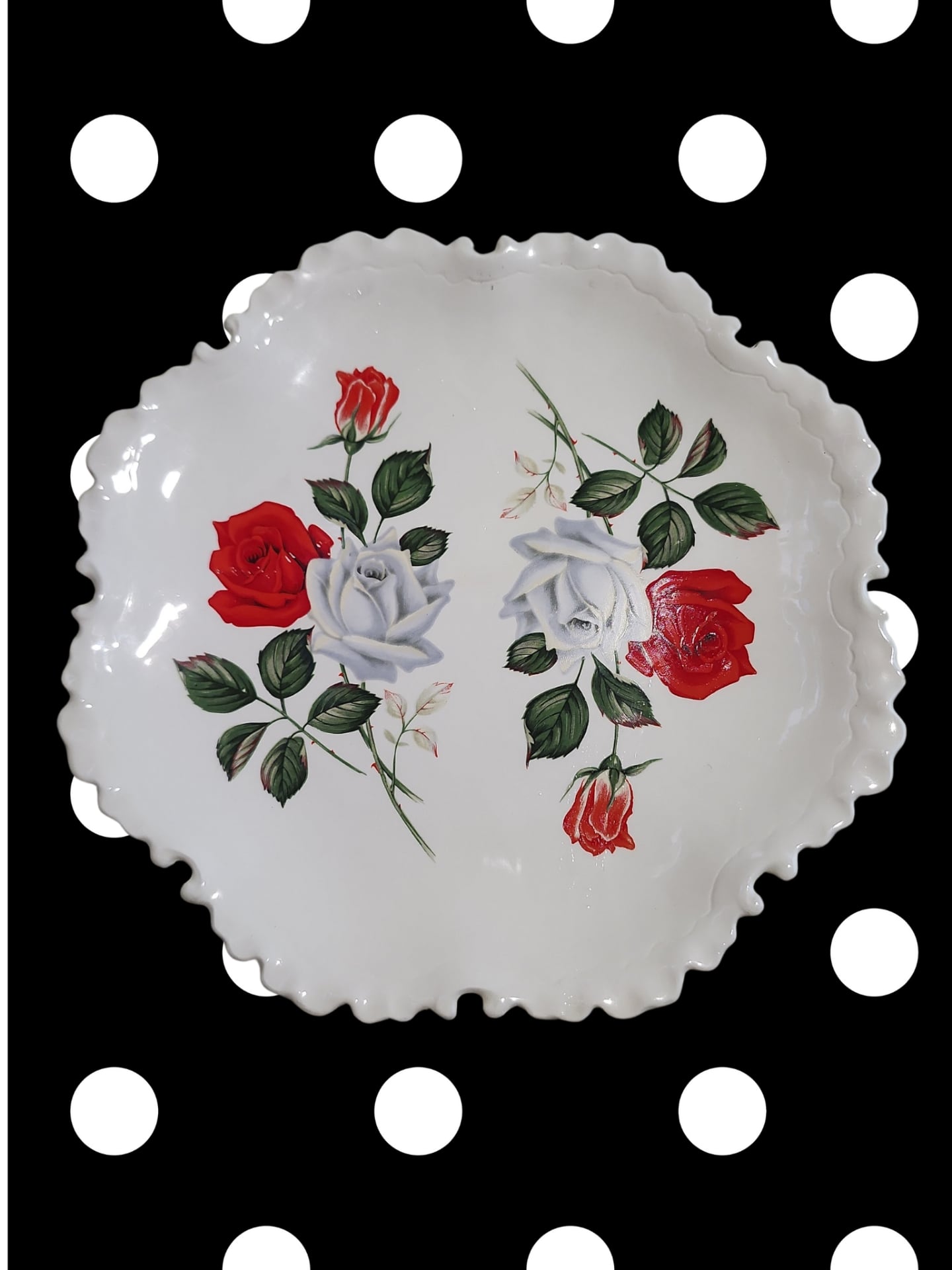 Beautiful vintage decorative earthenware plate 1