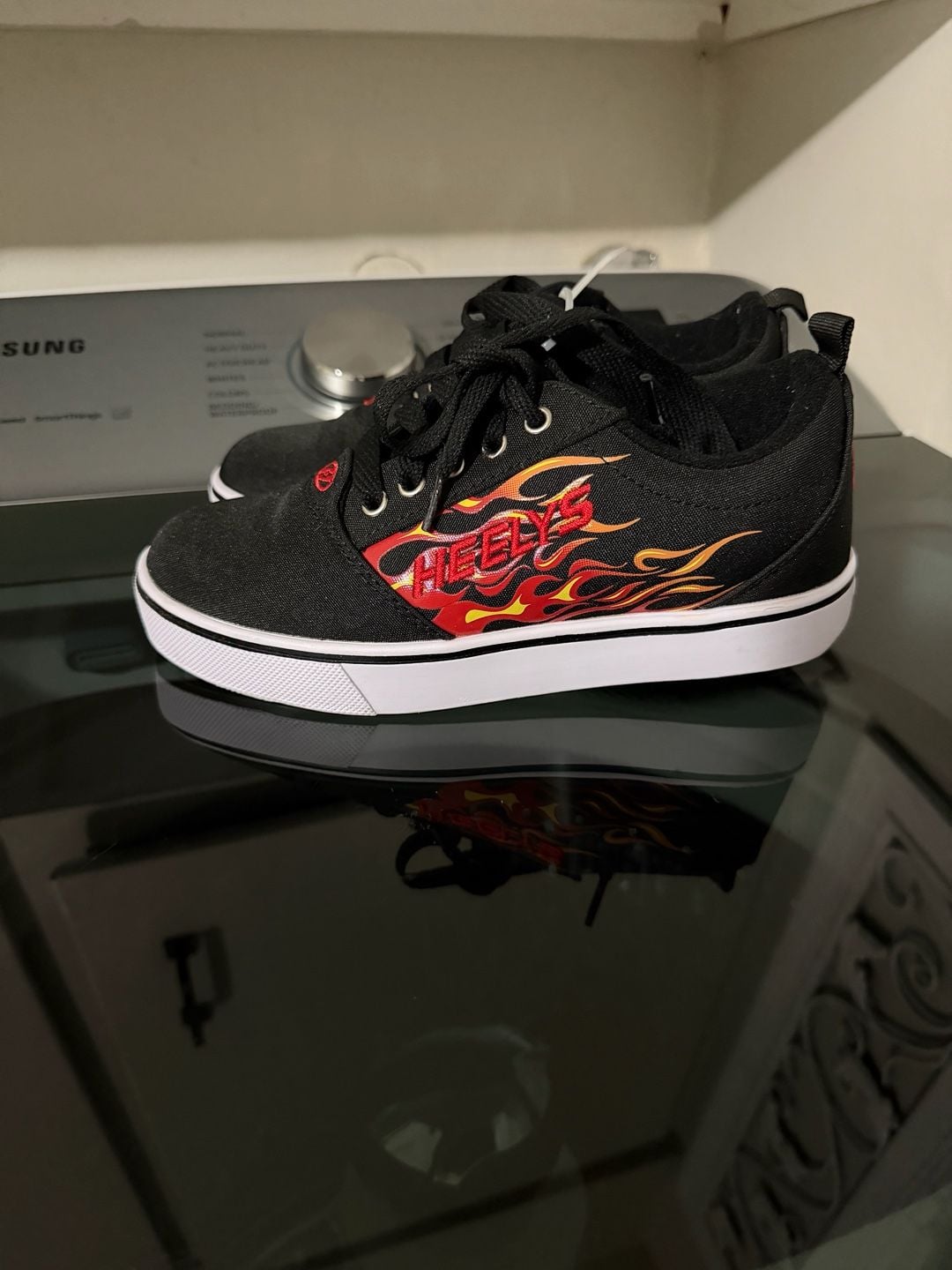 Heelys Flame Skate Shoes Black Red size 4 2