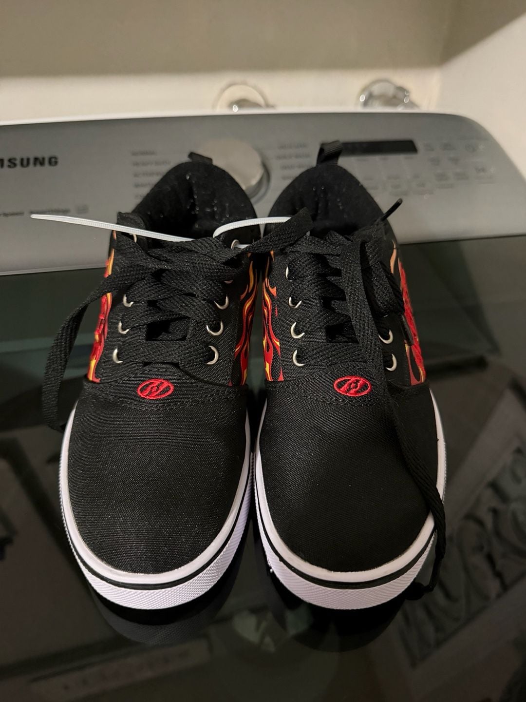 Heelys Flame Skate Shoes Black Red size 4 3