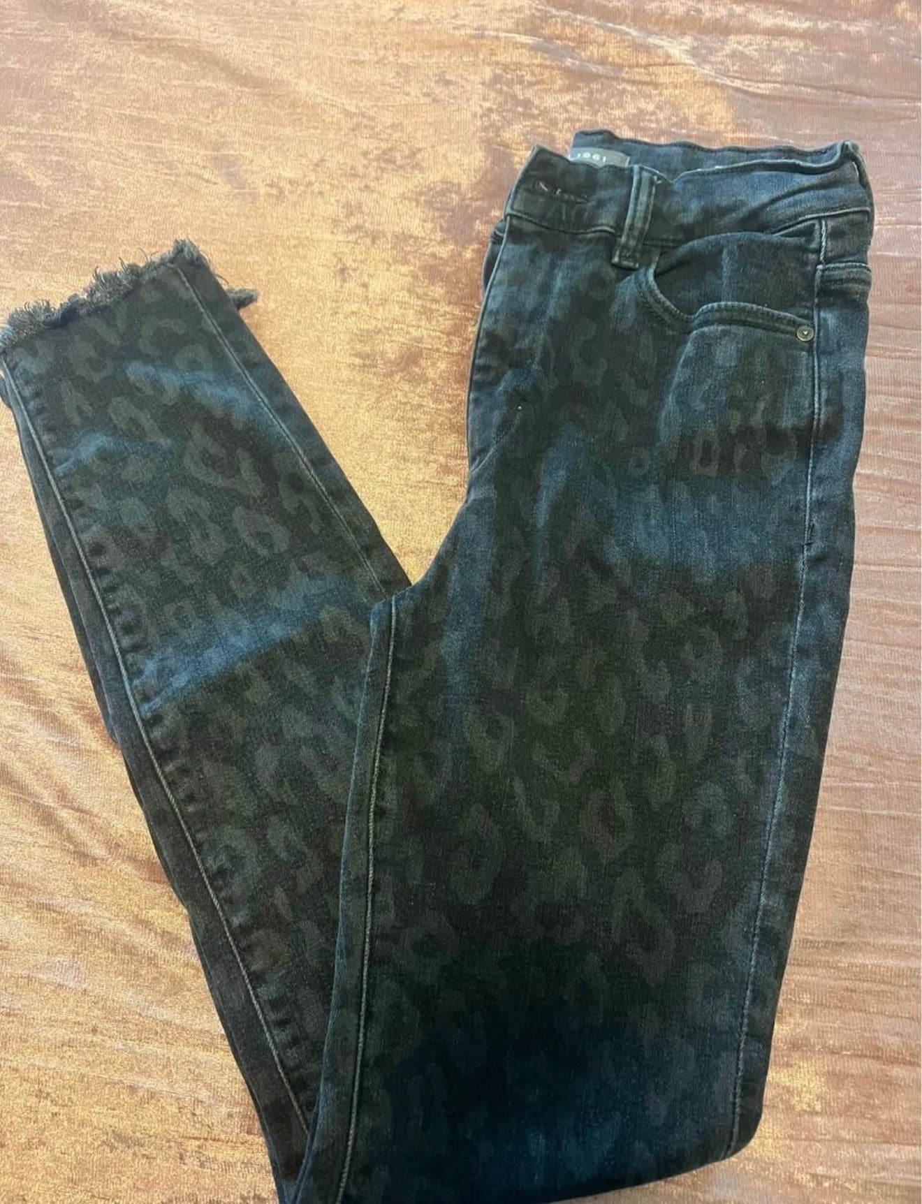 DL1961 Farrow Instasculpt Ankle Skinny Jeans Black Leopard Print size 28 raw hem 4