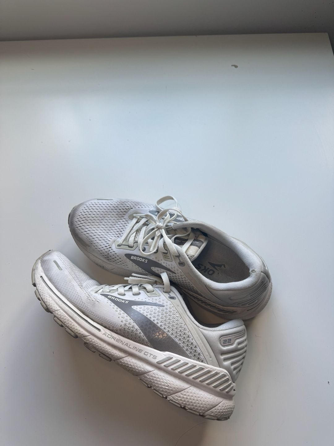 Brooks Adrenaline GTS 22 Size 9 White Running Shoes 2
