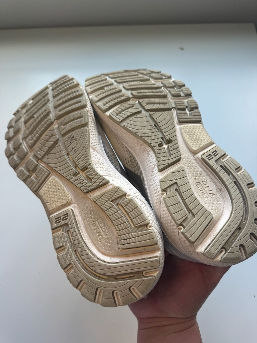 Brooks Adrenaline GTS 22 Size 9 White Running Shoes 4