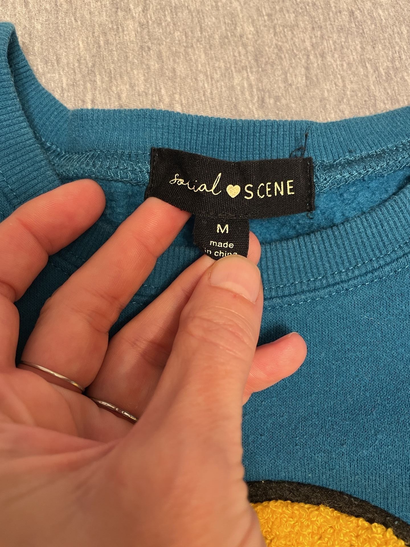 Social Scene Smiley Face Embroidered Sweatshirt Size M Blue
Hippie
Cozy 3