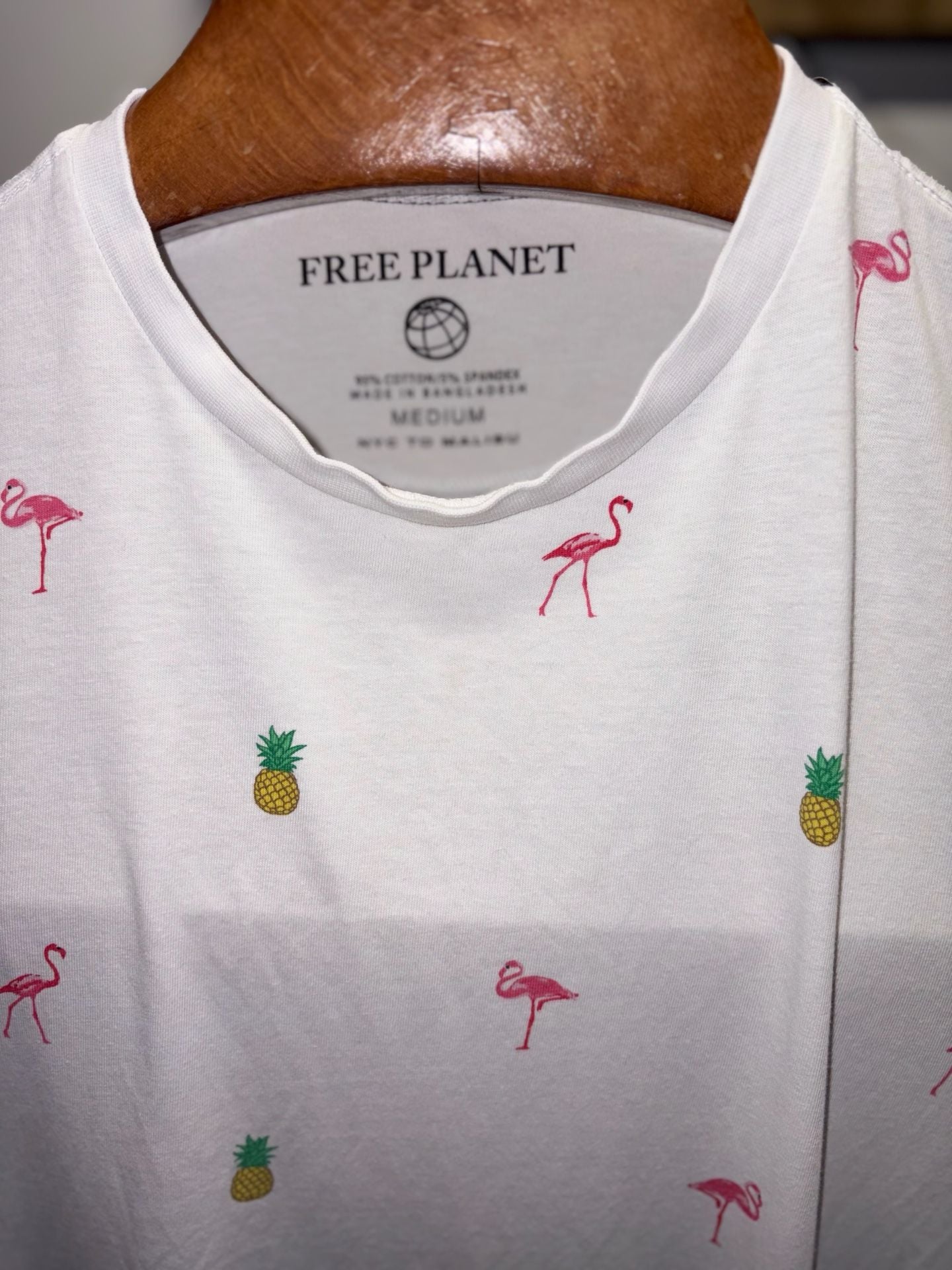 Free Planet Men’s Graphic T-Shirt Size Medium White Flamingo Pineapple 4