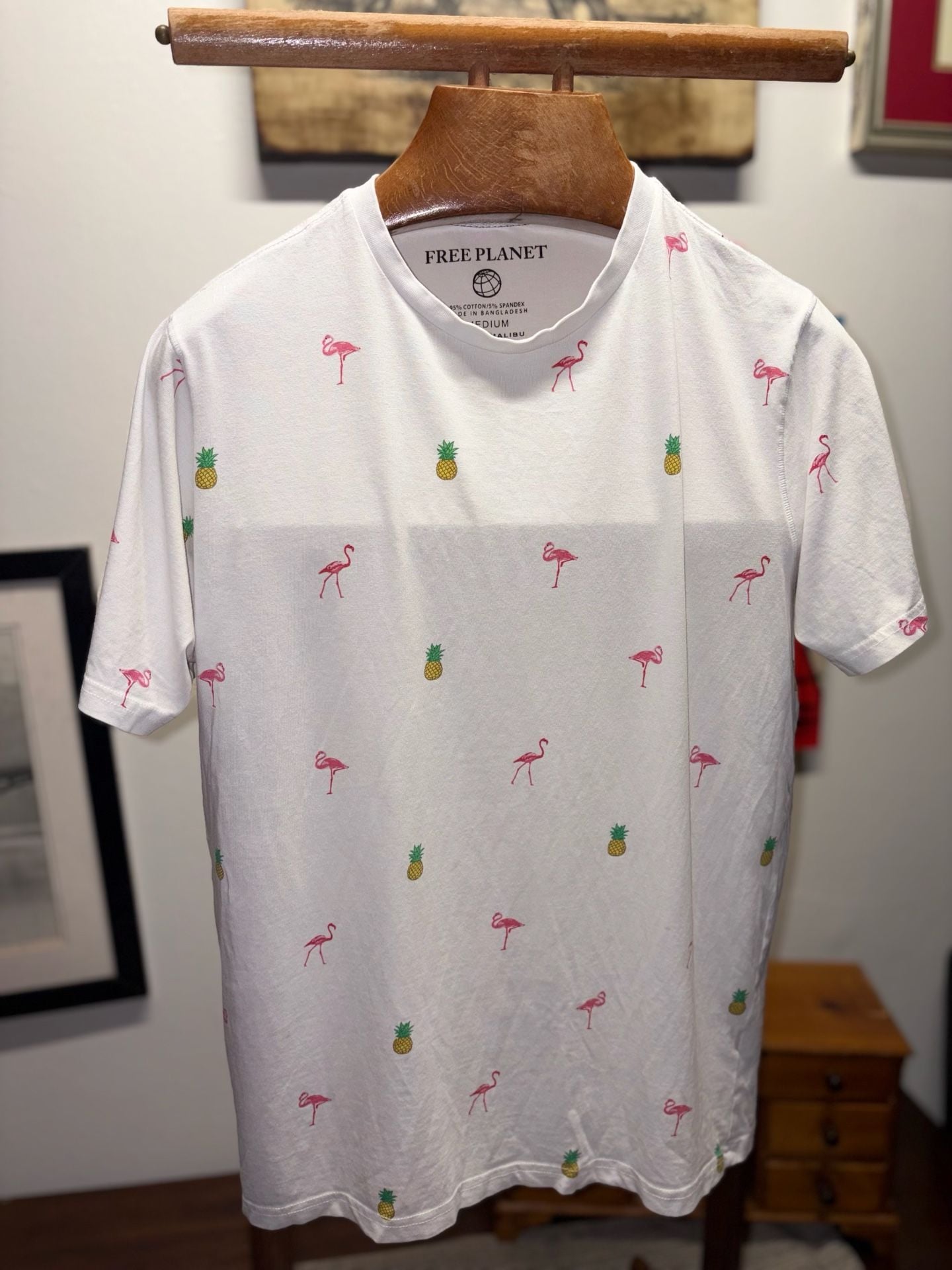 Free Planet Men’s Graphic T-Shirt Size Medium White Flamingo Pineapple 5
