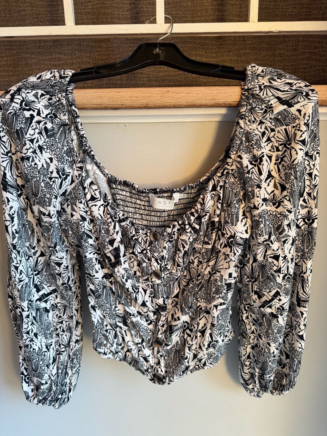 ASTR The Label Long Sleeve Crop Top Size S Black White Floral 2