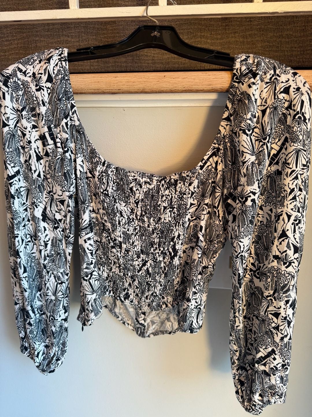 ASTR The Label Long Sleeve Crop Top Size S Black White Floral 3