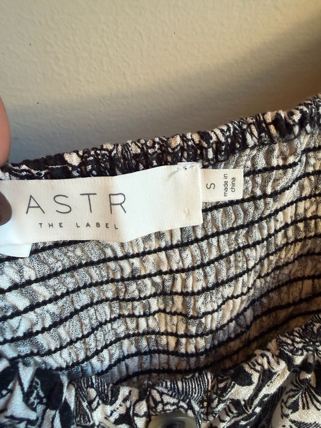 ASTR The Label Long Sleeve Crop Top Size S Black White Floral 4