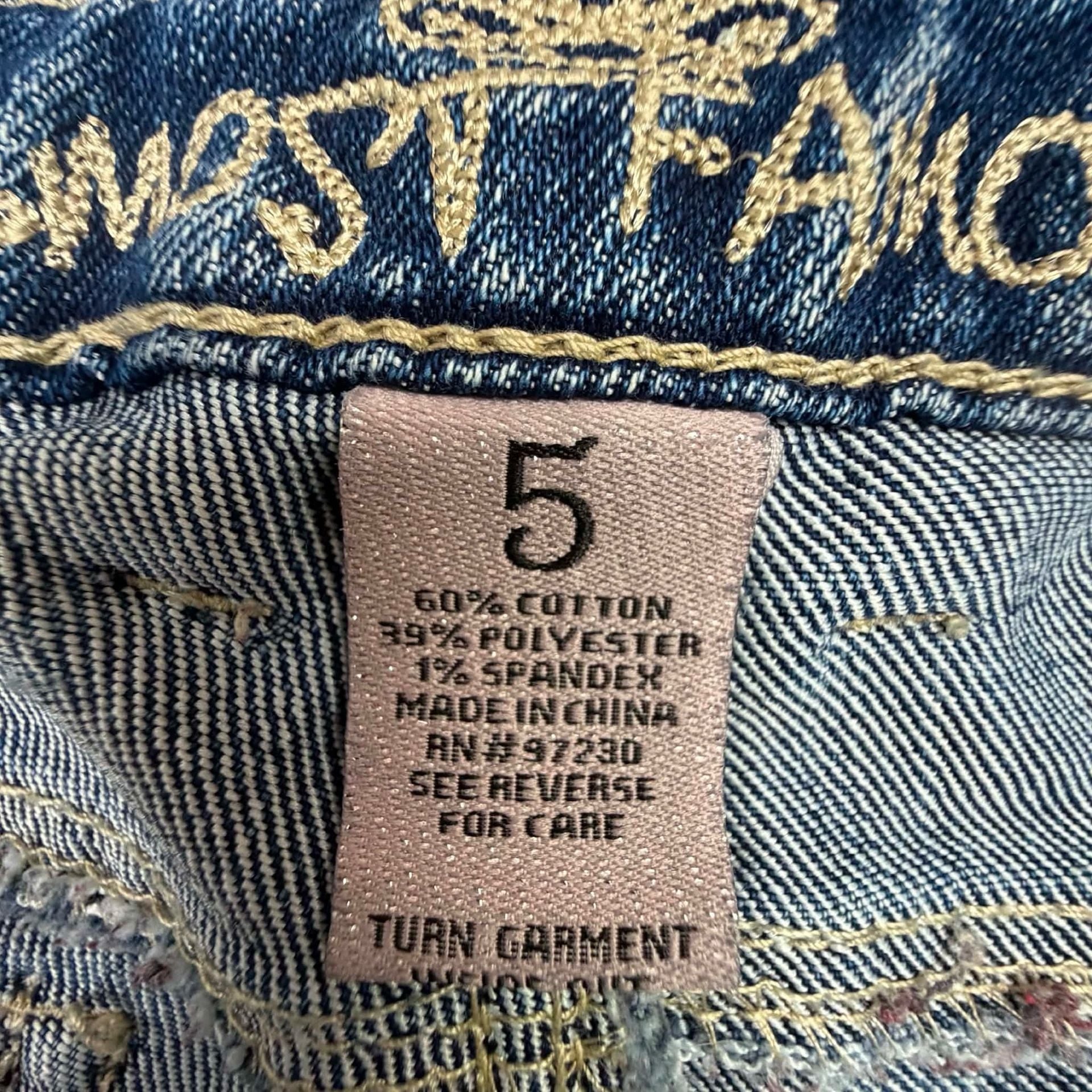Almost Famous Distressed Cuffed Denim Capris Size 7 Blue 4