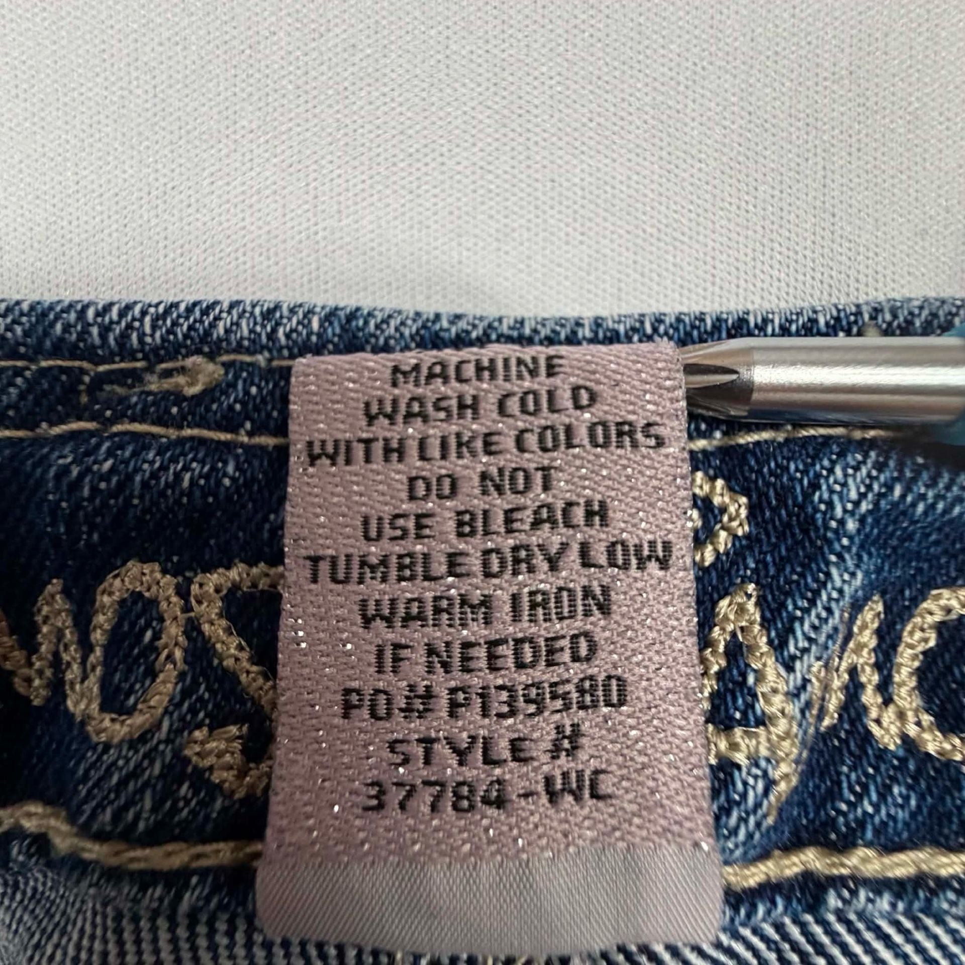 Almost Famous Distressed Cuffed Denim Capris Size 7 Blue 9