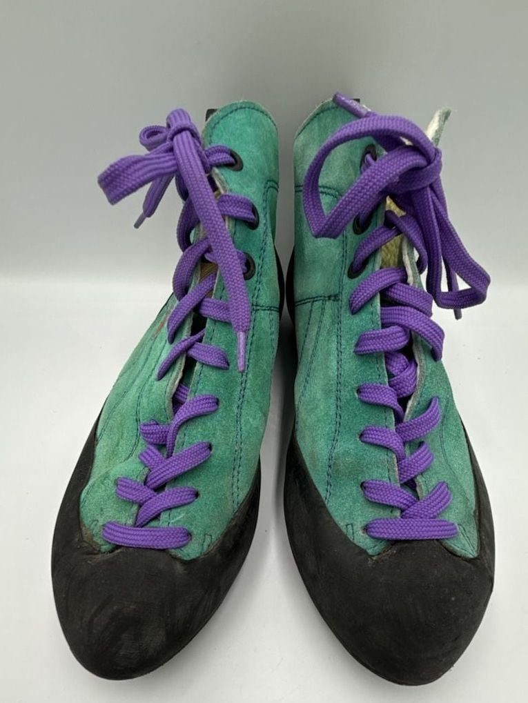 Scarpa 70018 Green Climbing Shoes Vintage
Size 40/ US 7.5
#904 4