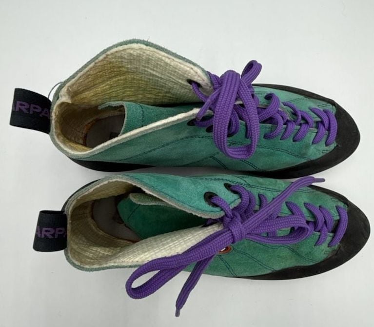 Scarpa 70018 Green Climbing Shoes Vintage
Size 40/ US 7.5
#904 7
