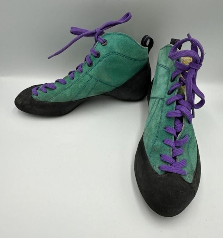 Scarpa 70018 Green Climbing Shoes Vintage
Size 40/ US 7.5
#904 9