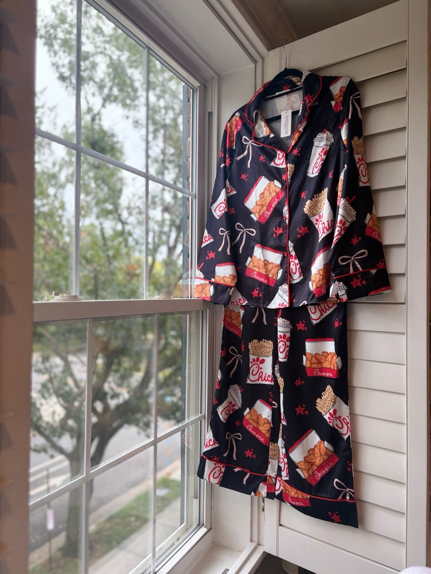 Chick-fil-A Satin Pajama Set Black Novelty Food Print Christmas White Elephant 1
