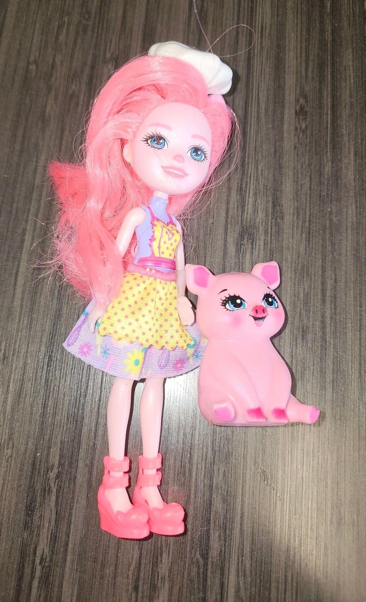 Mattel Enchantimals Petya Pig Doll and Twist Pig Figure 1
