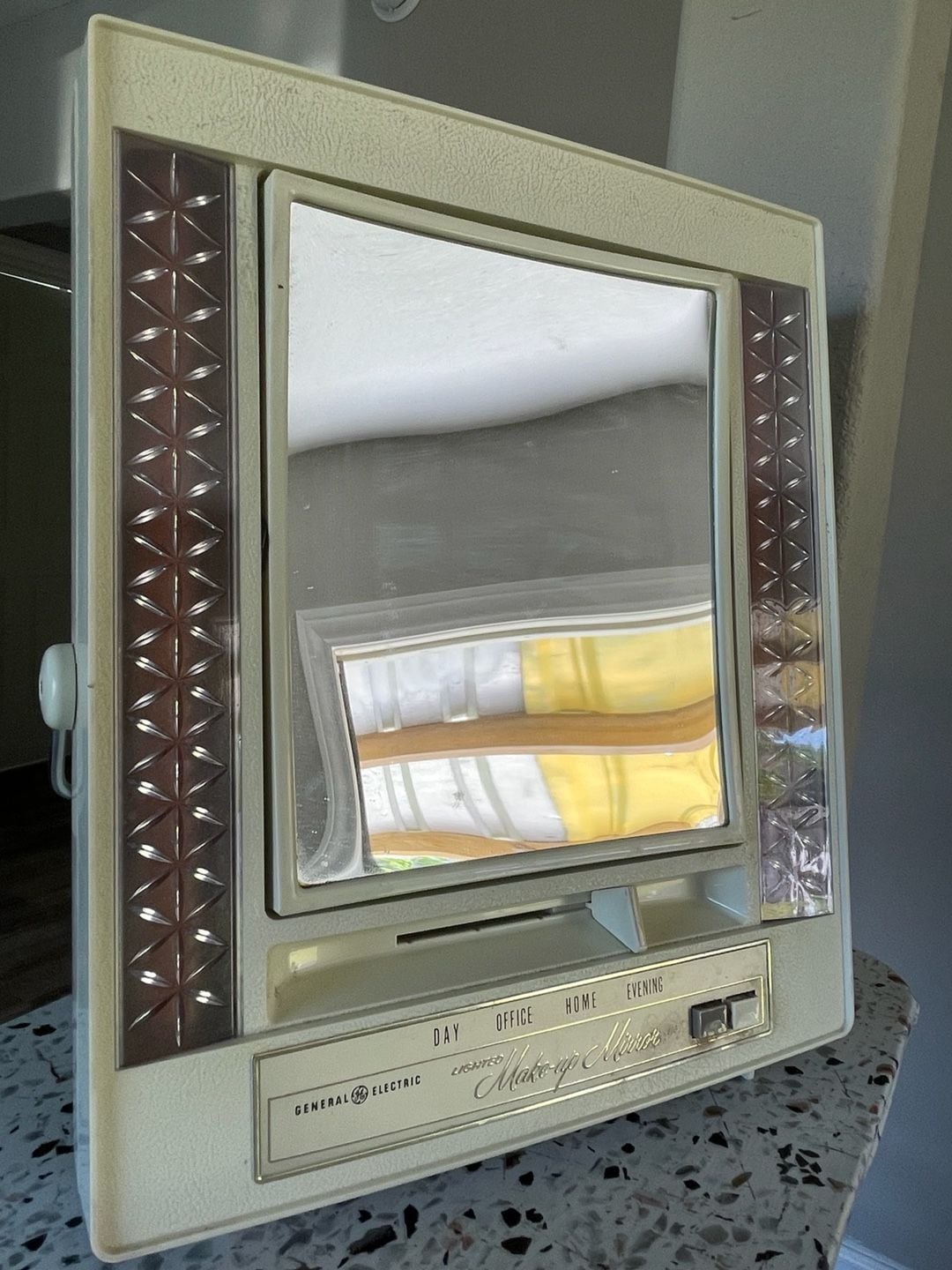 Vintage General Electric Lighted Make-up Mirror Day Office Home Evening 1