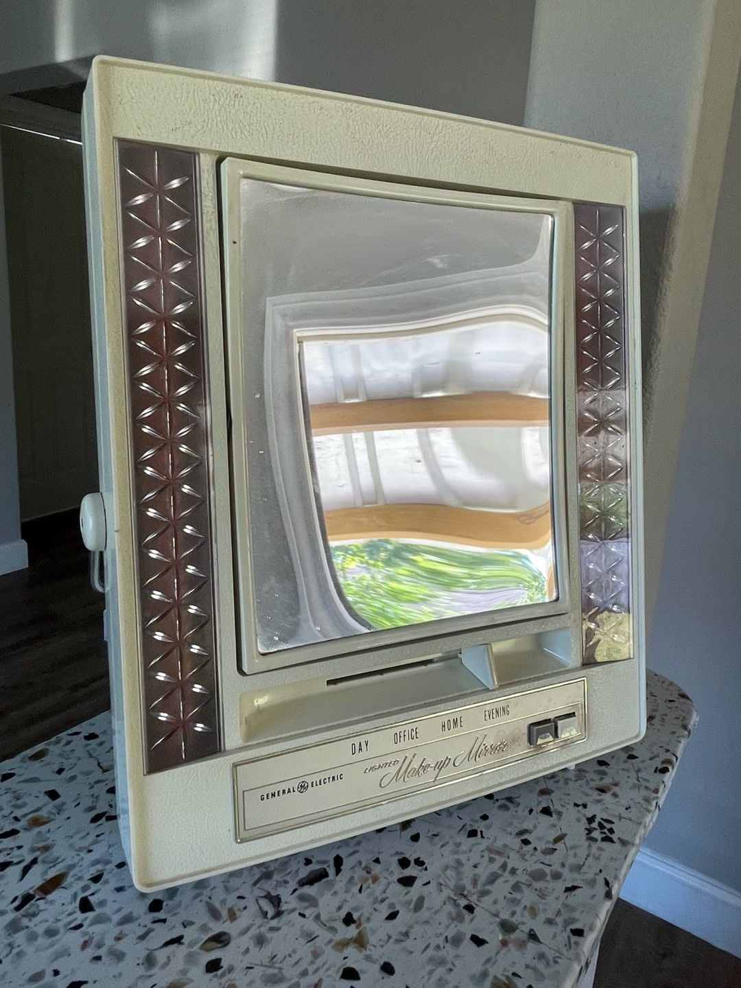 Vintage General Electric Lighted Make-up Mirror Day Office Home Evening 2