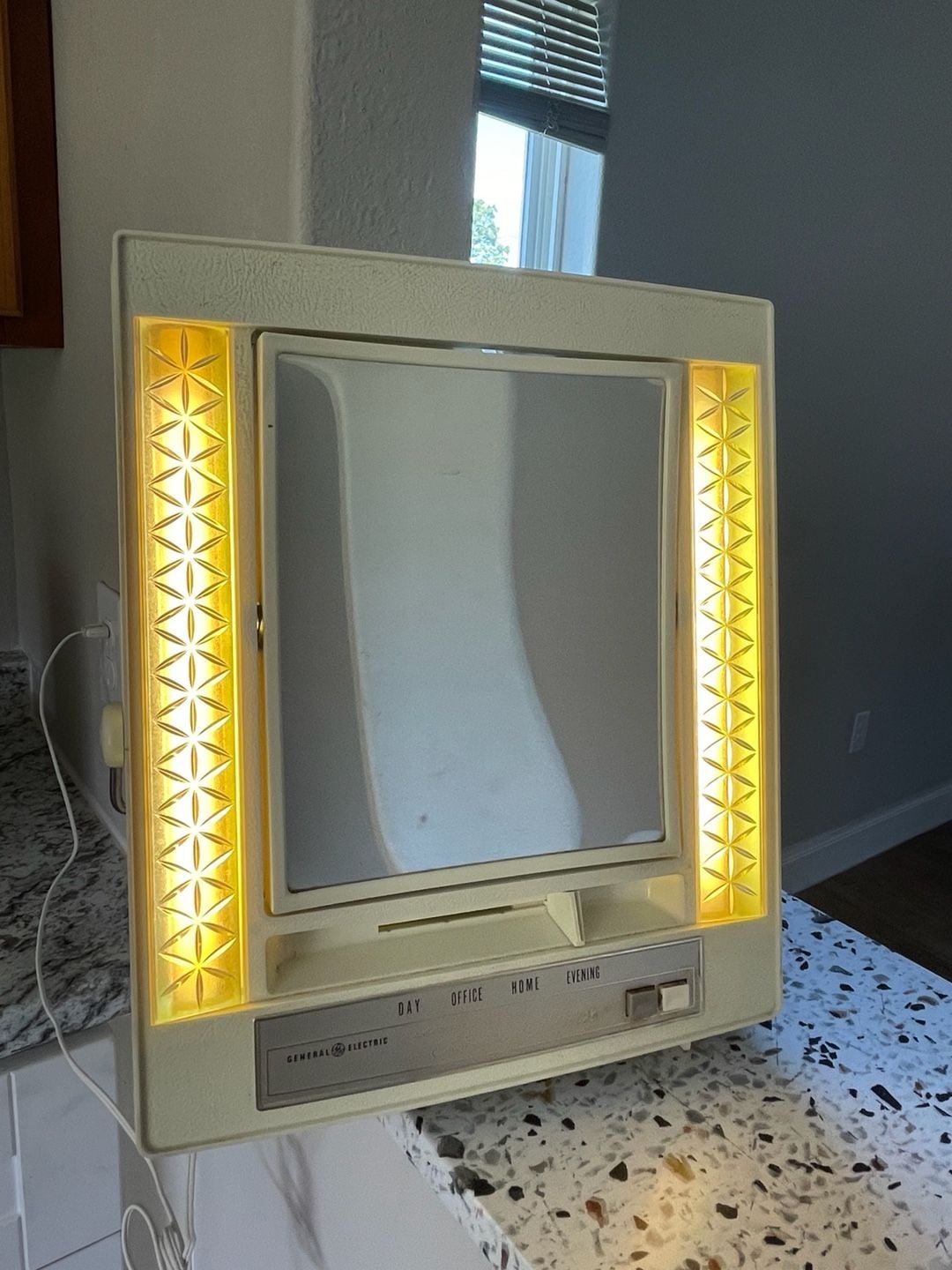 Vintage General Electric Lighted Make-up Mirror Day Office Home Evening 8