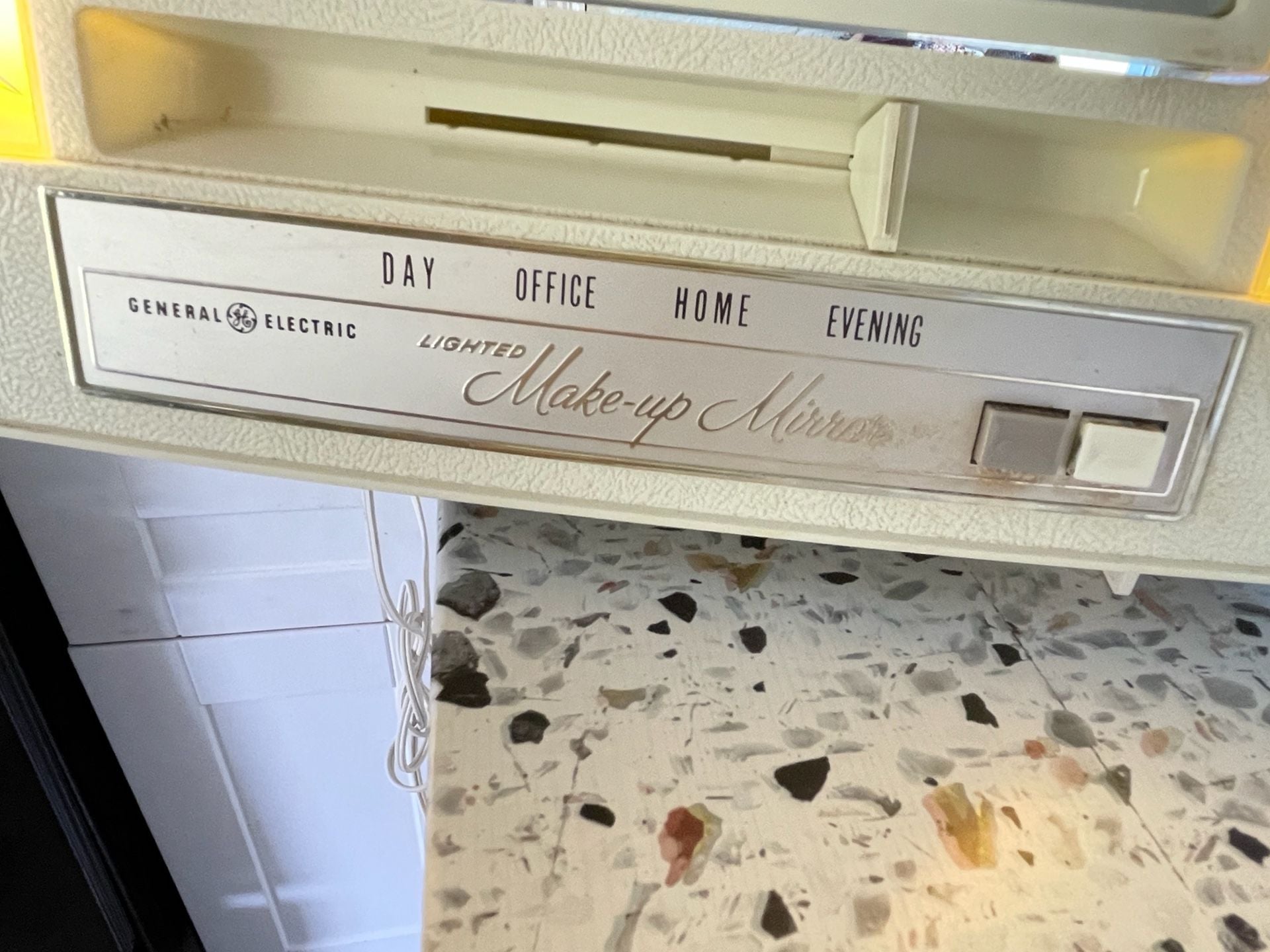 Vintage General Electric Lighted Make-up Mirror Day Office Home Evening 9