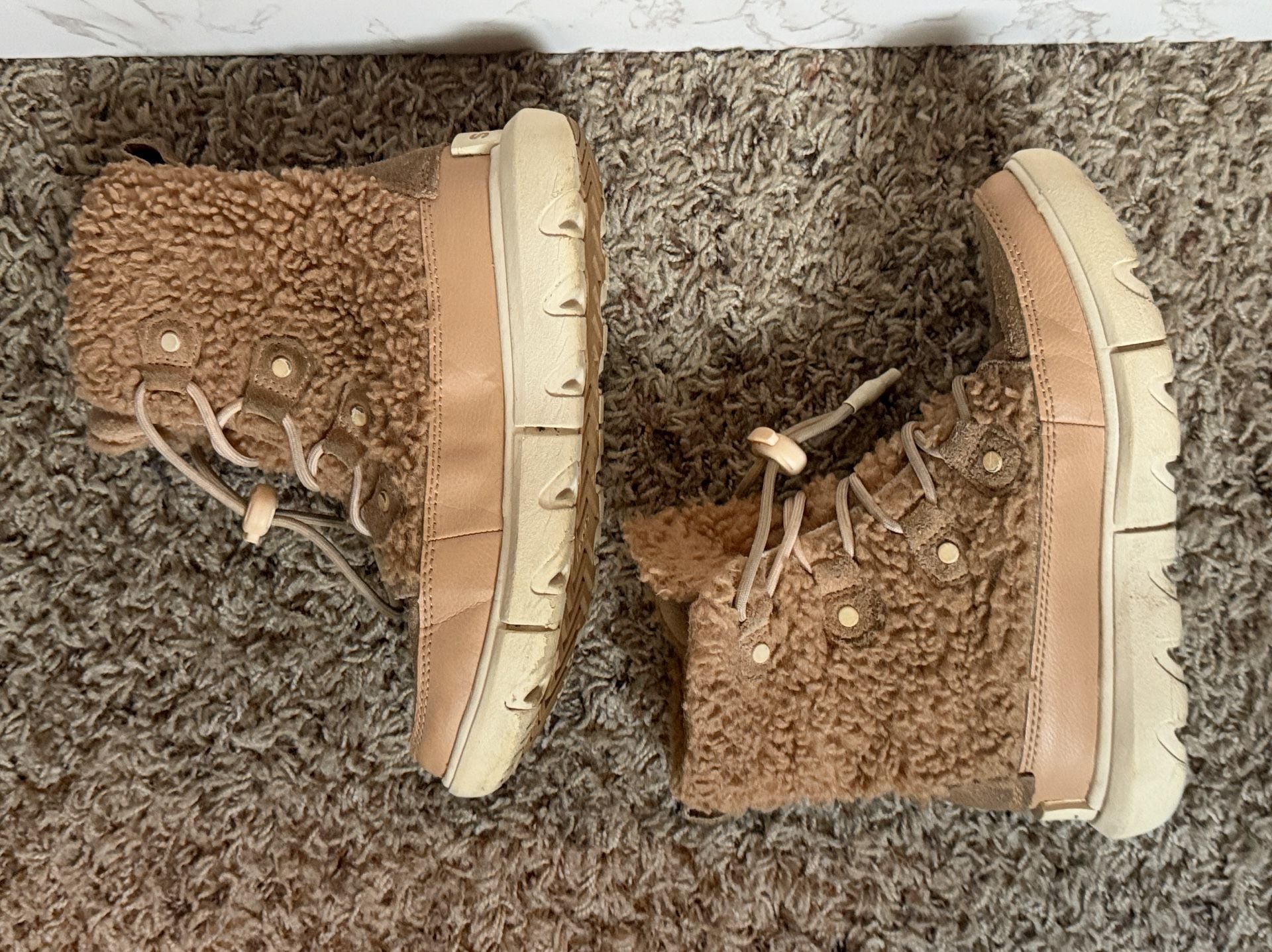 Sorel Kinetic Short Faux Fur Boots Size 2 Camel Brown Suede 8