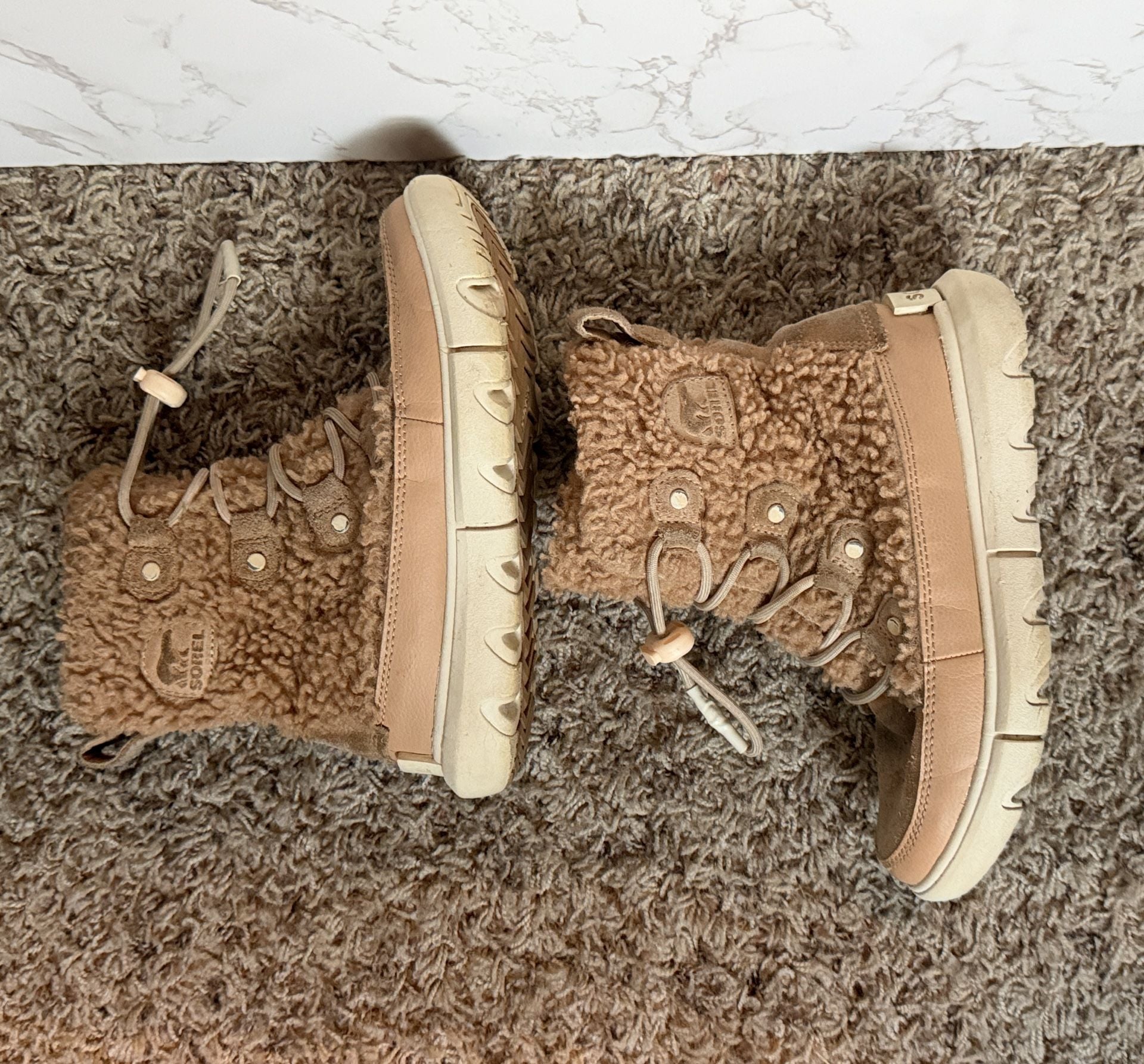Sorel Kinetic Short Faux Fur Boots Size 2 Camel Brown Suede 9
